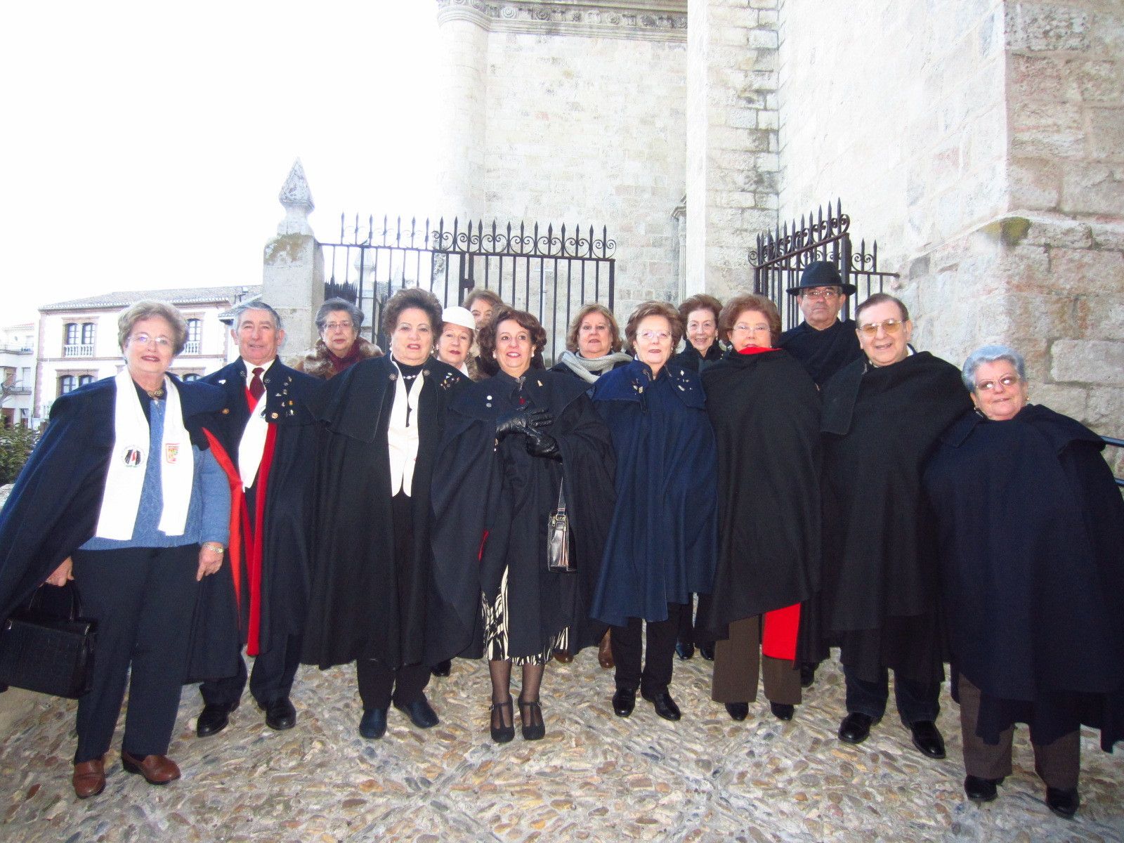 1. Convivencia de los Amigos de la Capa de Granada. 2. El ministro Natalio Rivas se atrevió a llevar la capa al Congreso. 3. El Motín Esquilache, en 1766,