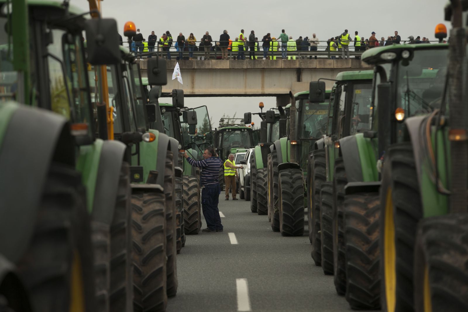 Las fotos de los tractores que han cortado las carreteras en Antequera