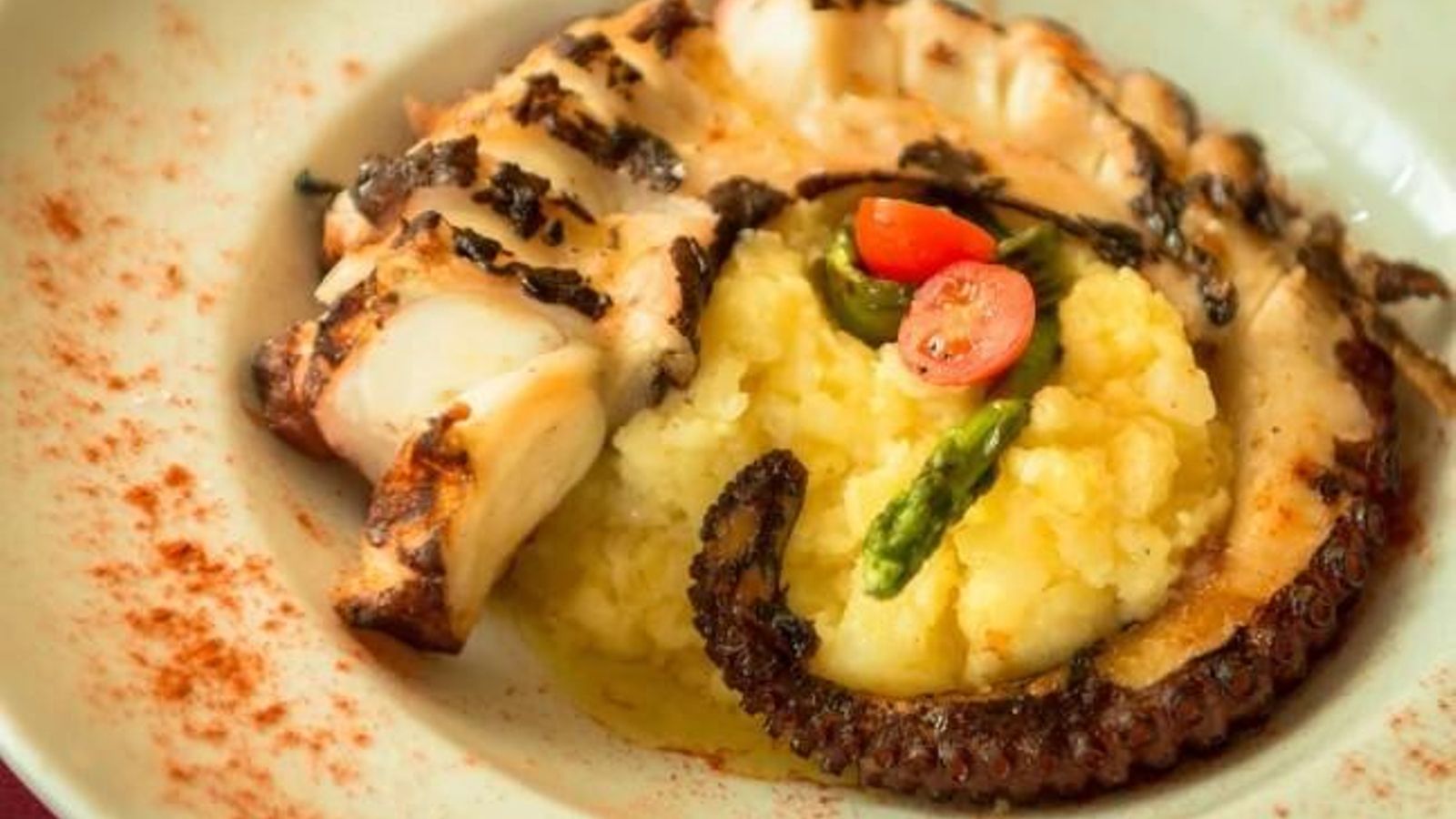 El pulpo a la parrilla es una de las especialidades de Con Acento Restobar