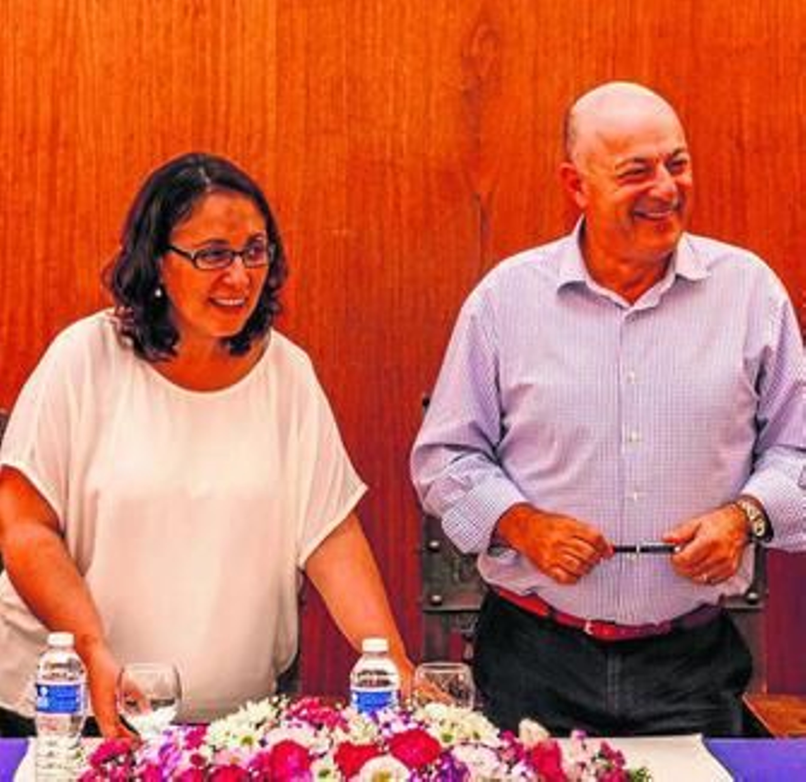 Rosa Caballero y Alberto Lavandeira, durante la firma del convenio.