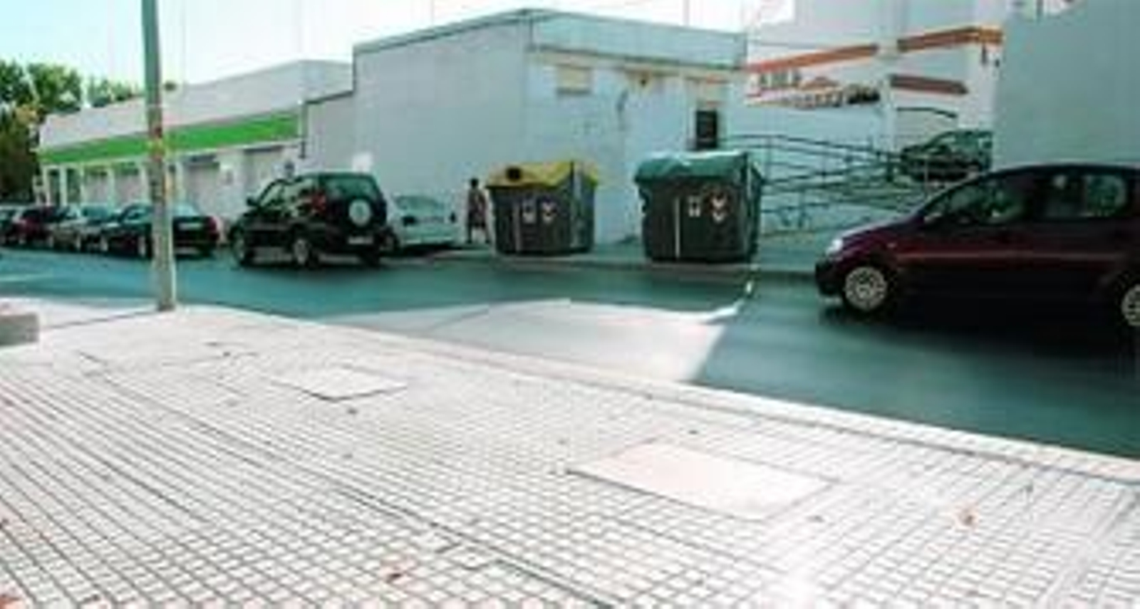 Placas en el suelo de contenedores soterrados que quedan por funcionar.