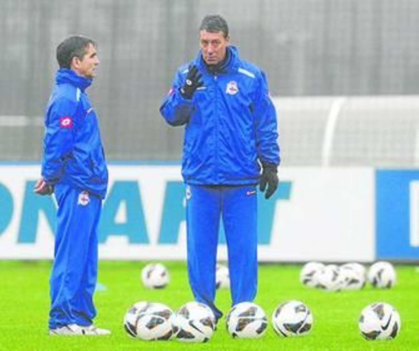 Fernando Vázquez, junto a su ayudante, durante uno de sus primeros entrenamientos al frente del Deportivo.