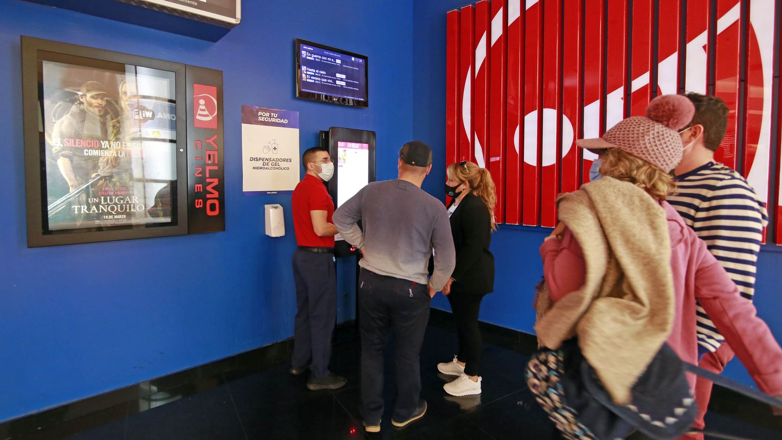 Espectadores son ayudados por un asistente en Yelmo en su última apertura el pasado mes de diciembre.