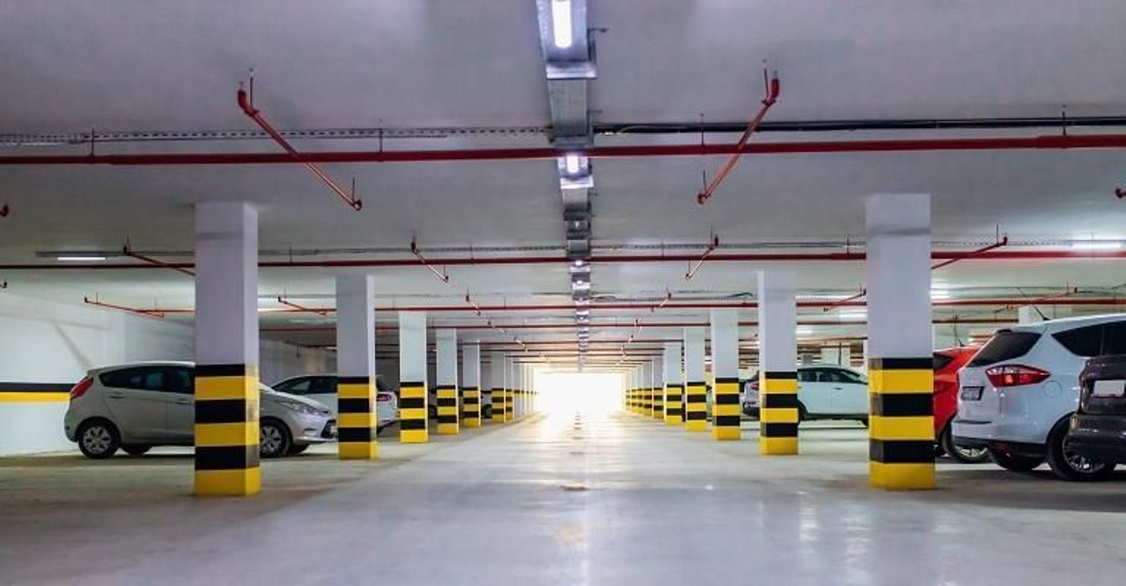 Vehículos estacionados en un garaje.