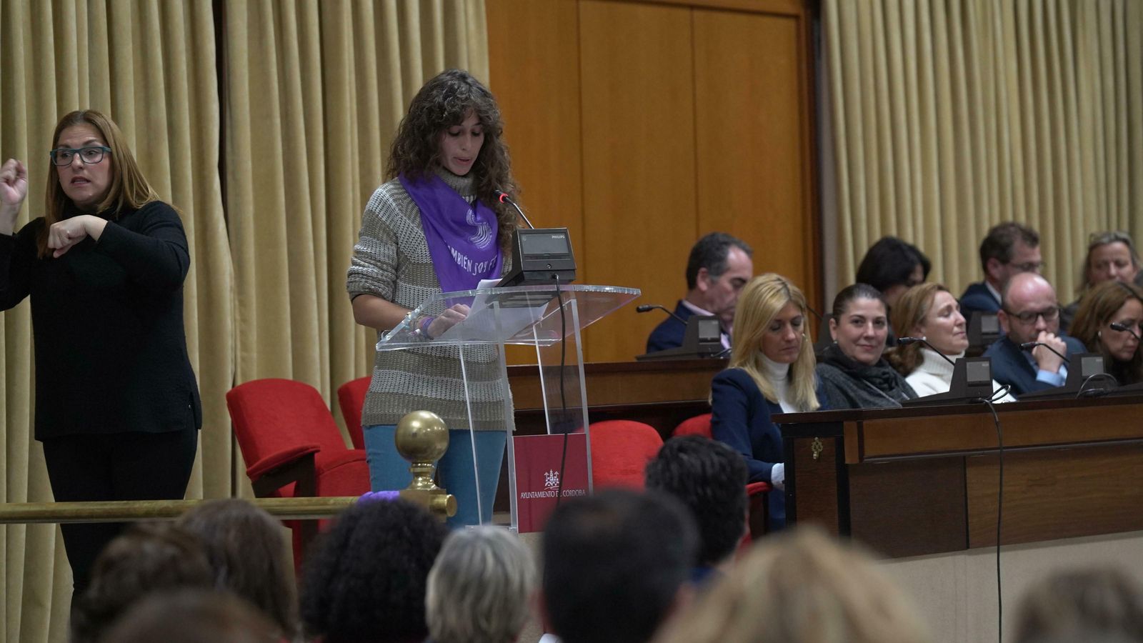 Una portavoz de la Plataforma Cordobesa Contra la Violencia a las Mujeres lee el manifiesto.