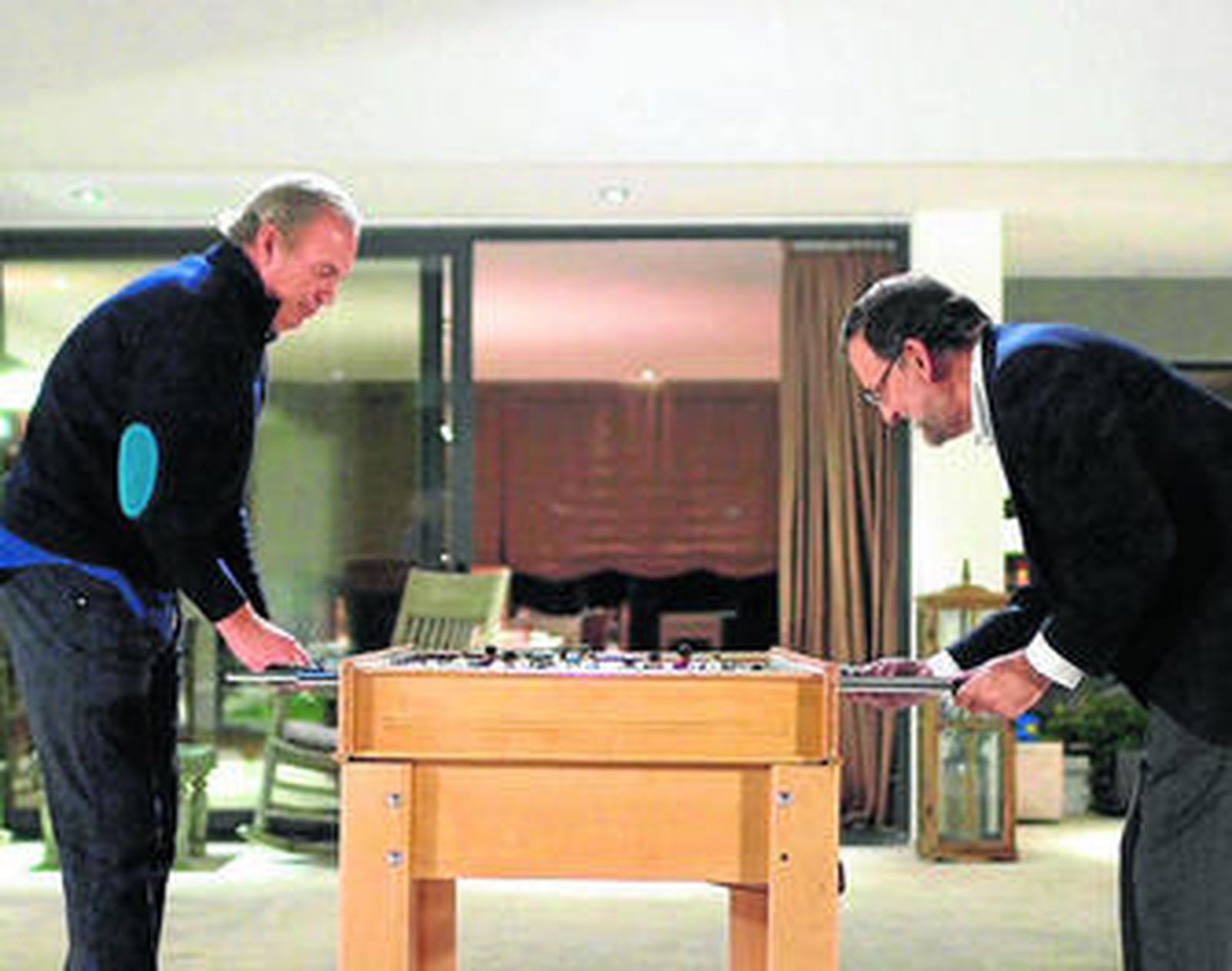 El presentador y el líder del PP juegan una partida al futbolín mientras se hacen preguntas divertidas.