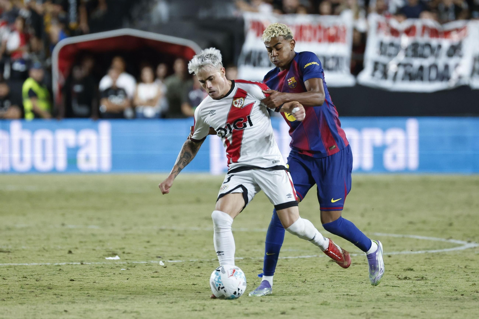 Lamine Yamal pelea por un balón con Pep Chavarría.