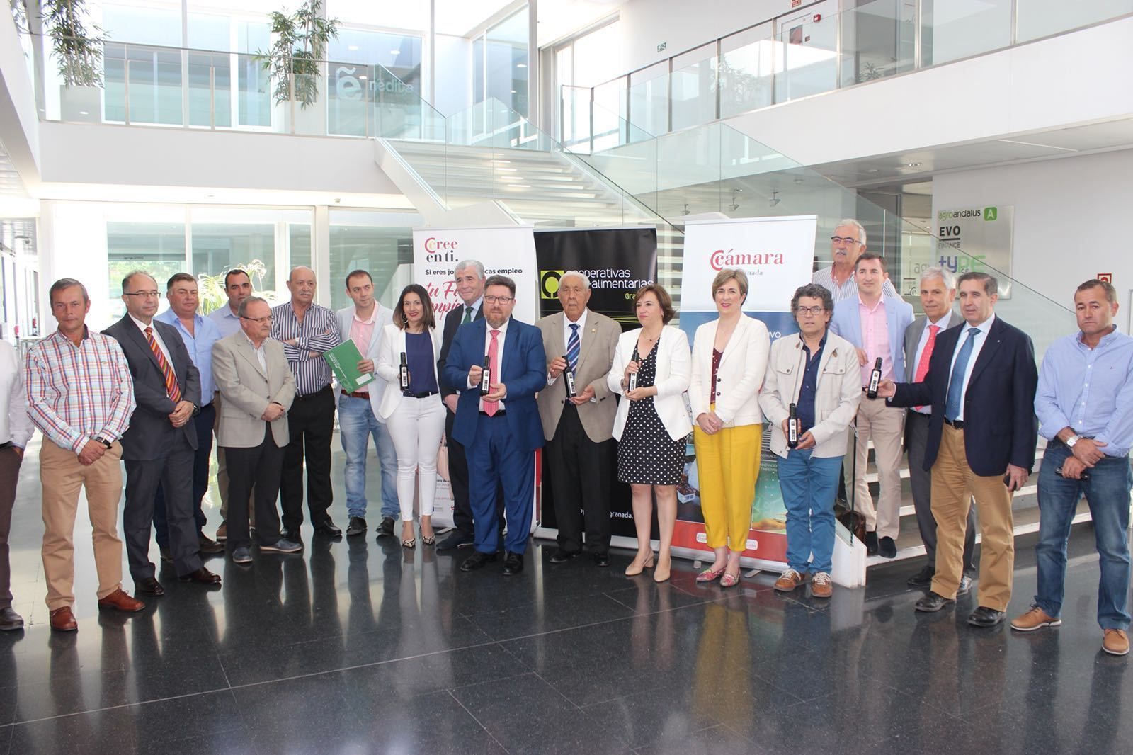 Fotografía de familia tras la entrega del reconocimiento de manos del consejero de agricultura, Rodrigo Sánchez Haro.