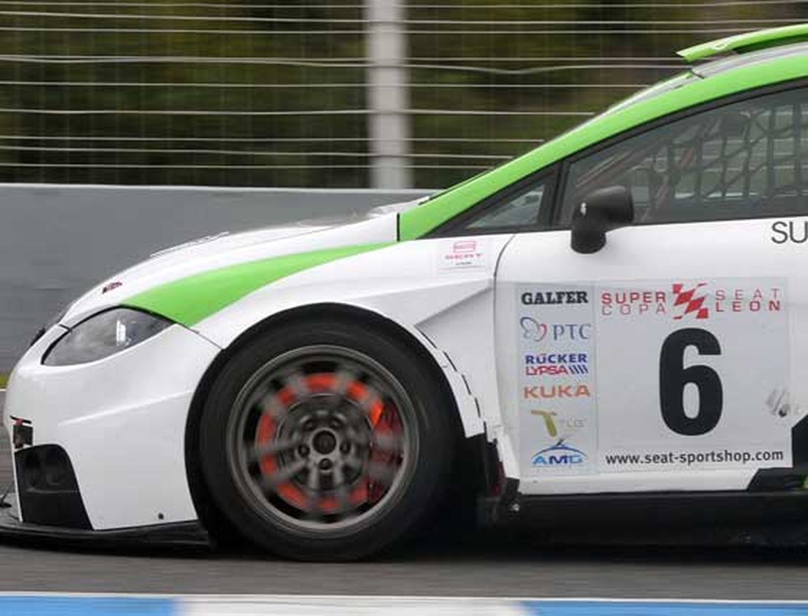 El circuito de Jerez fue escenario de apuradas de frenada como la de la imagen, con los frenos clavados y al rojo vivo al negociar las curvas.

Foto: Manuel Aranda
