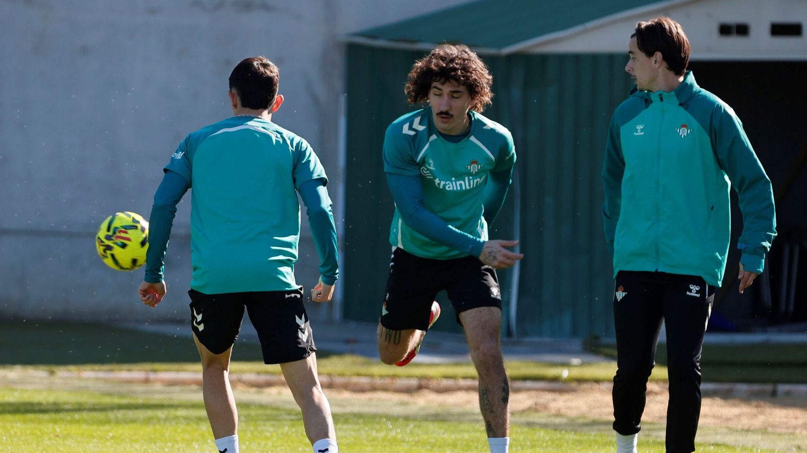 Bellerín se ejercita con sus compañeros.