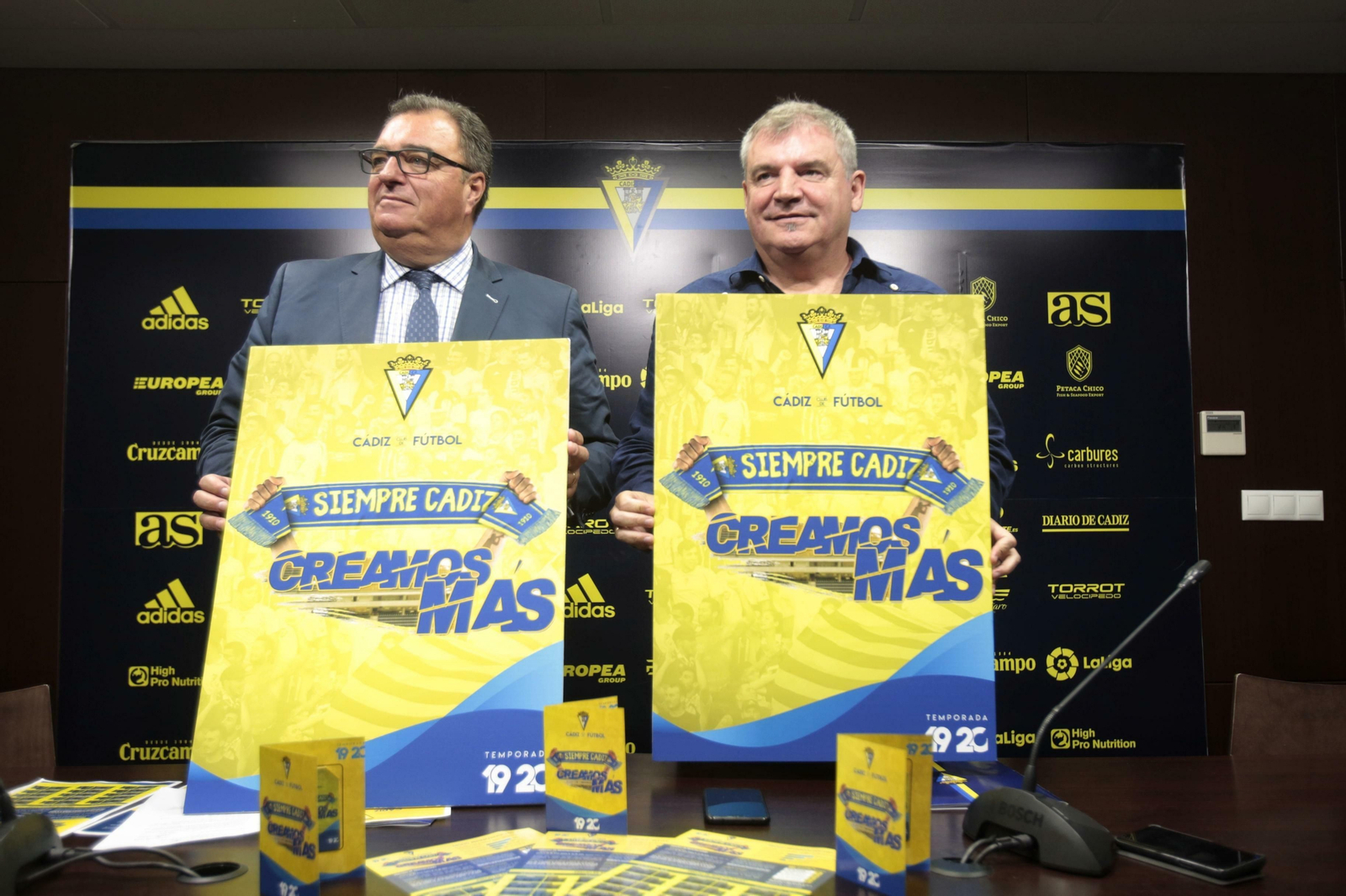 Santiago Pozas (i) y Manuel Vizcaíno posan con el cartel de la campaña de abonados.