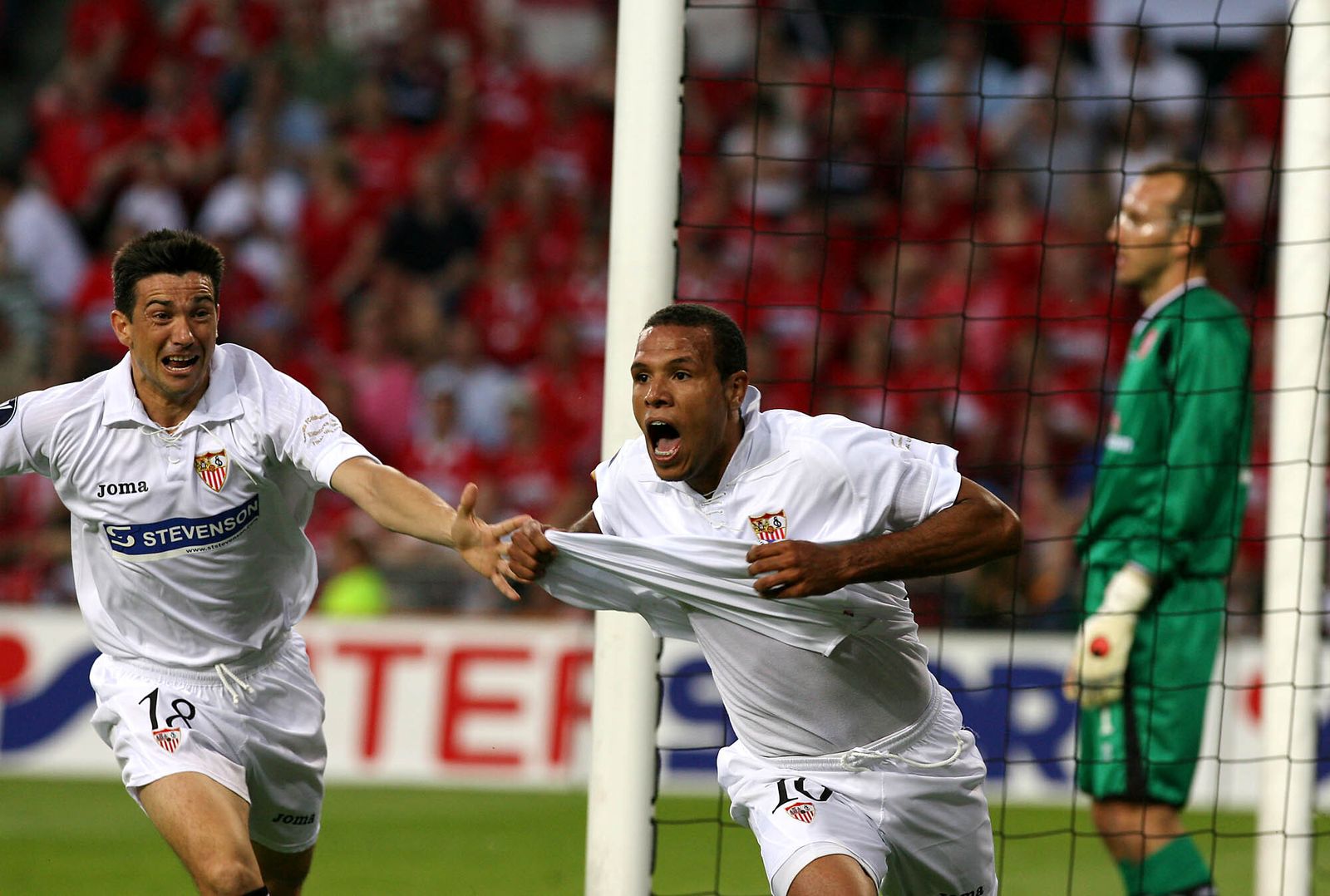 Luis Fabiano se desgañita ante el también rabioso Martí tras el histórico 0-1 de Eindhoven.