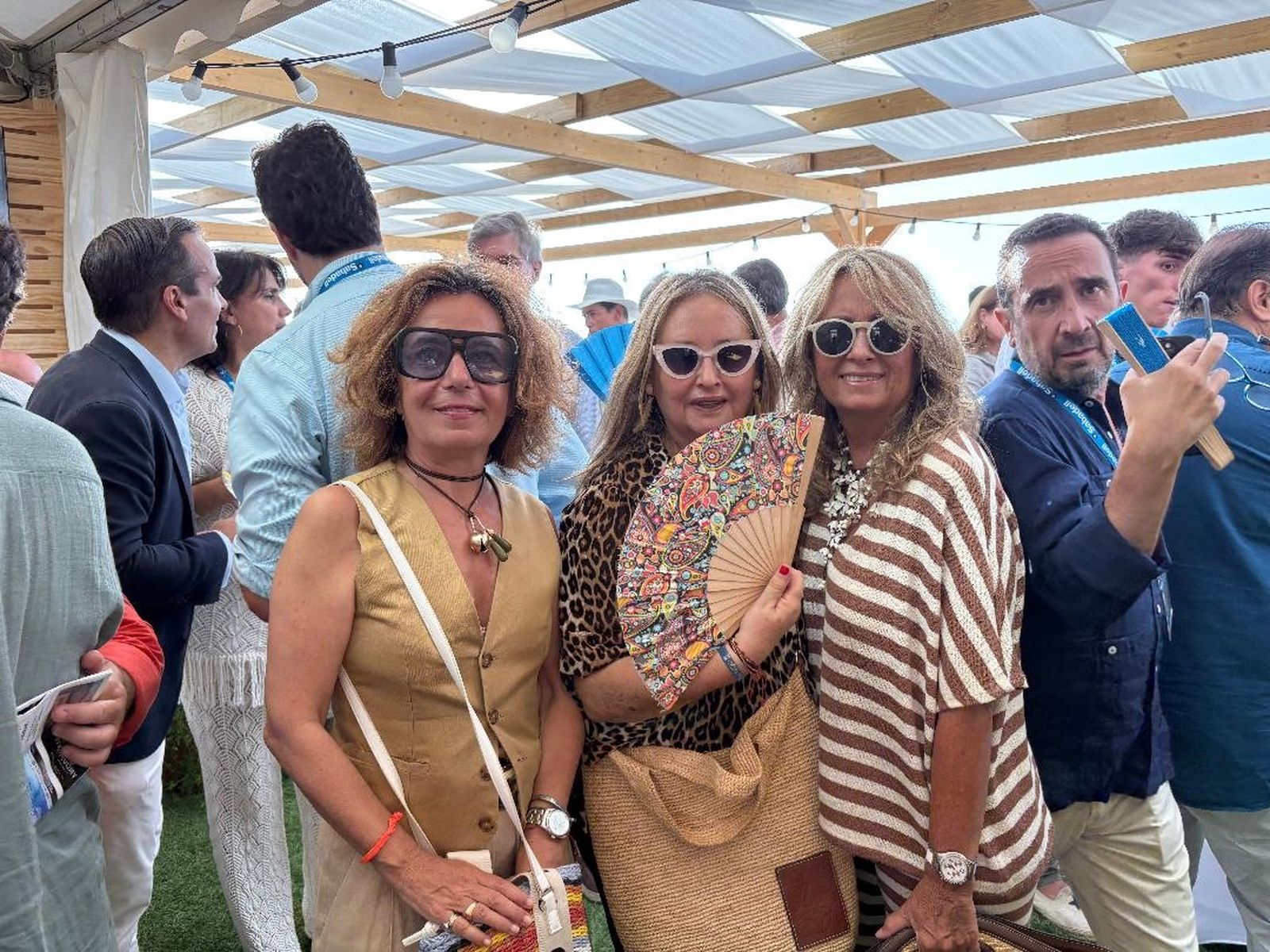 Fátima Rodríguez Angulo y las hermanas Chica y Sandra Hidalgo Argüeso, disfrutando de la jornada de carreras de caballos.