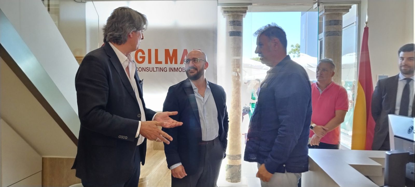 Jesús Gil Marín y César de Diego, con el alcalde portuense.