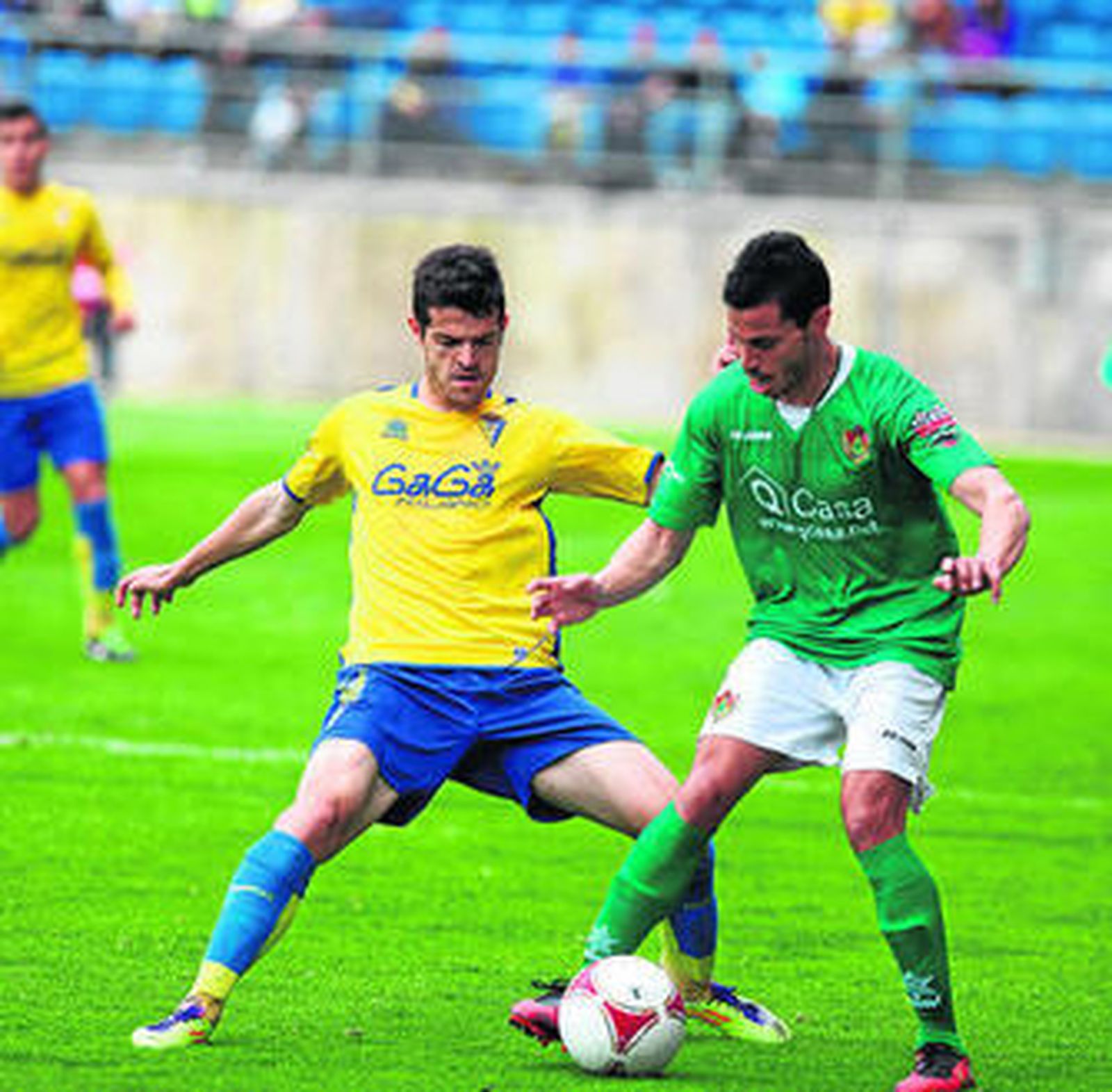 Aitor Núñez trata de impedir el avance de un rival en el encuentro contra el Cacereño.