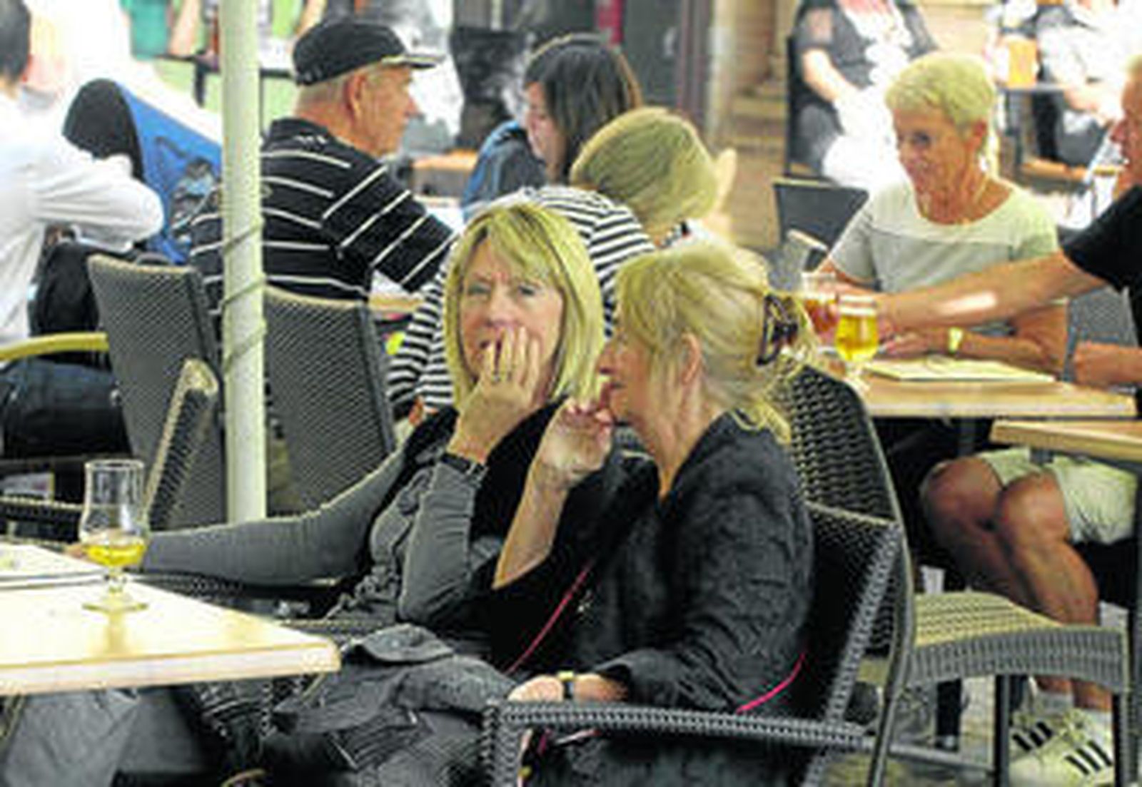 Turistas en una terraza en Sevilla.