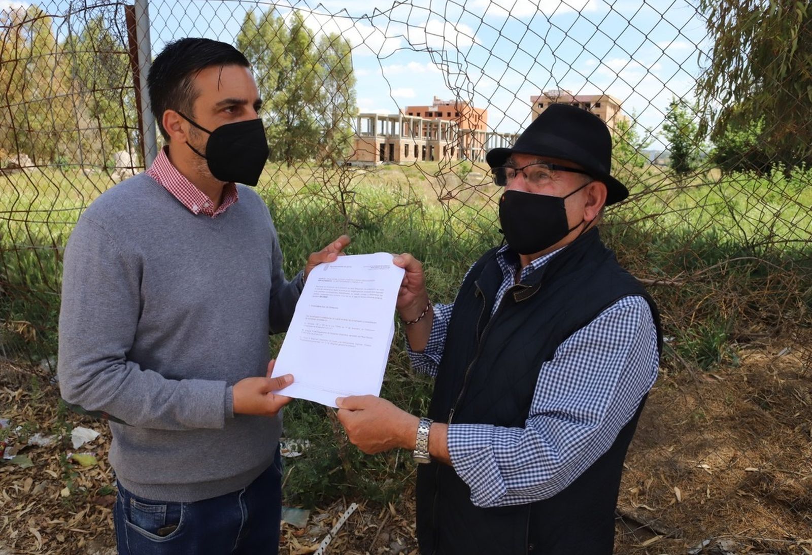 José Antonio Díaz muestra a los vecinos la orden de ejecución entregada a los propietarios de las construcciones.