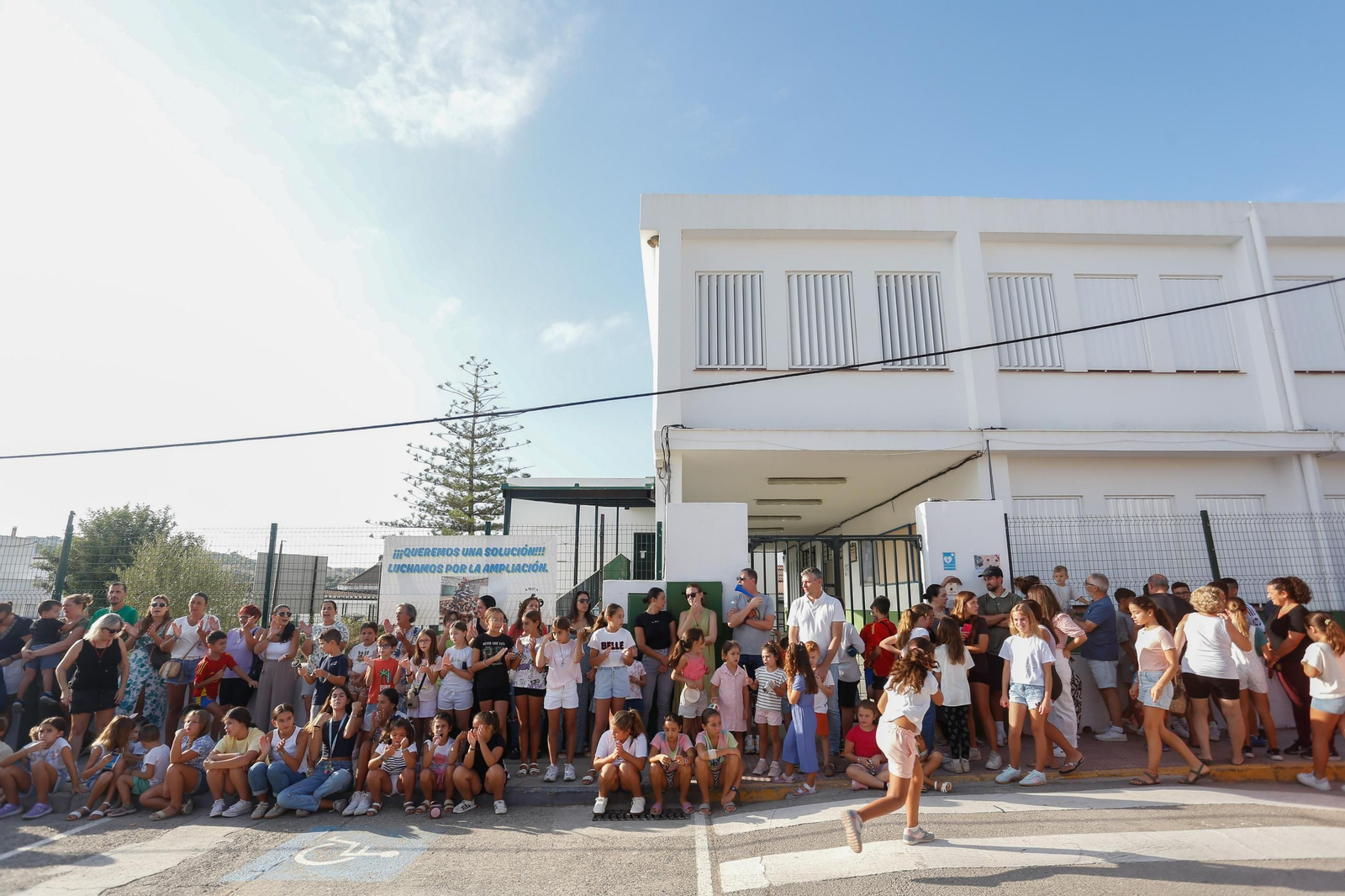 Manifestación de los alumnos y las familias del CEIP Aljibe de Jimena, en imágenes