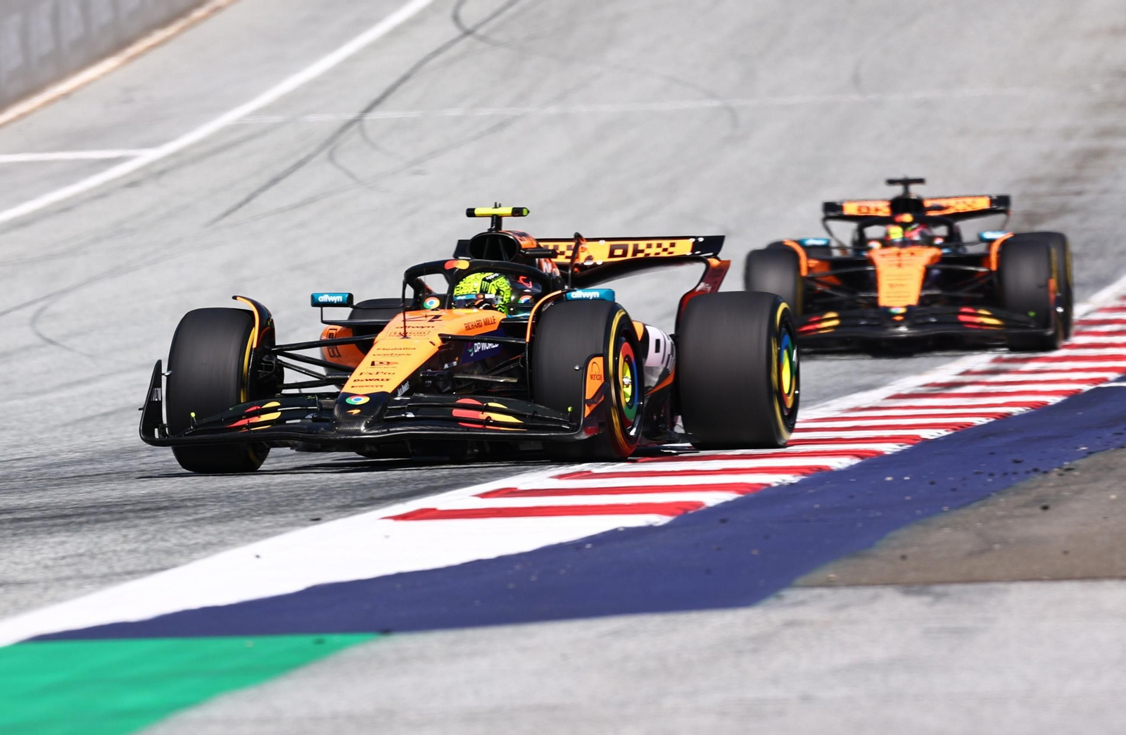 Norris lidera la carrera por delante de Piastri Norris lidera la carrera por delante de Piastri