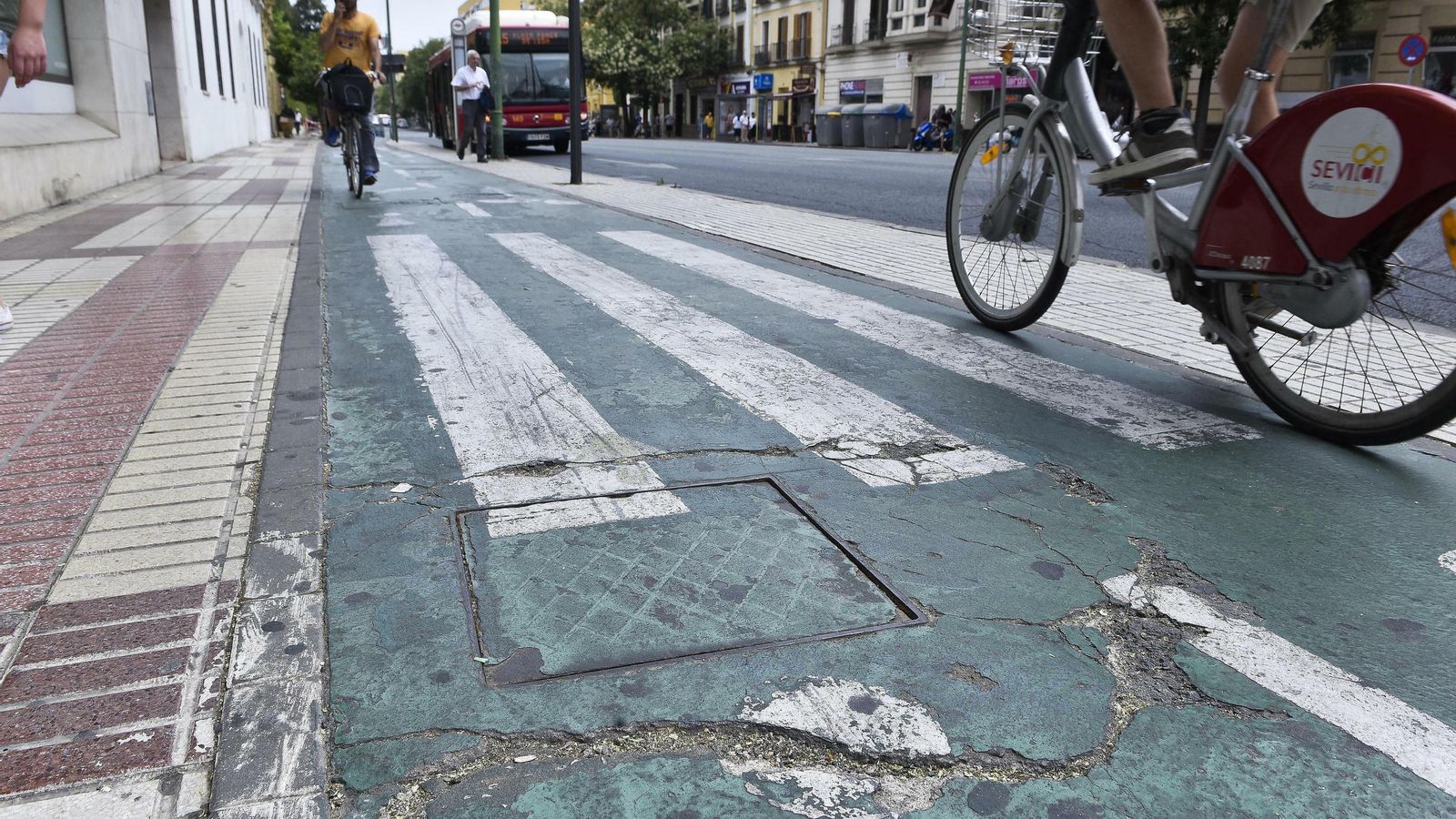 Desperfectos en el carril bici.