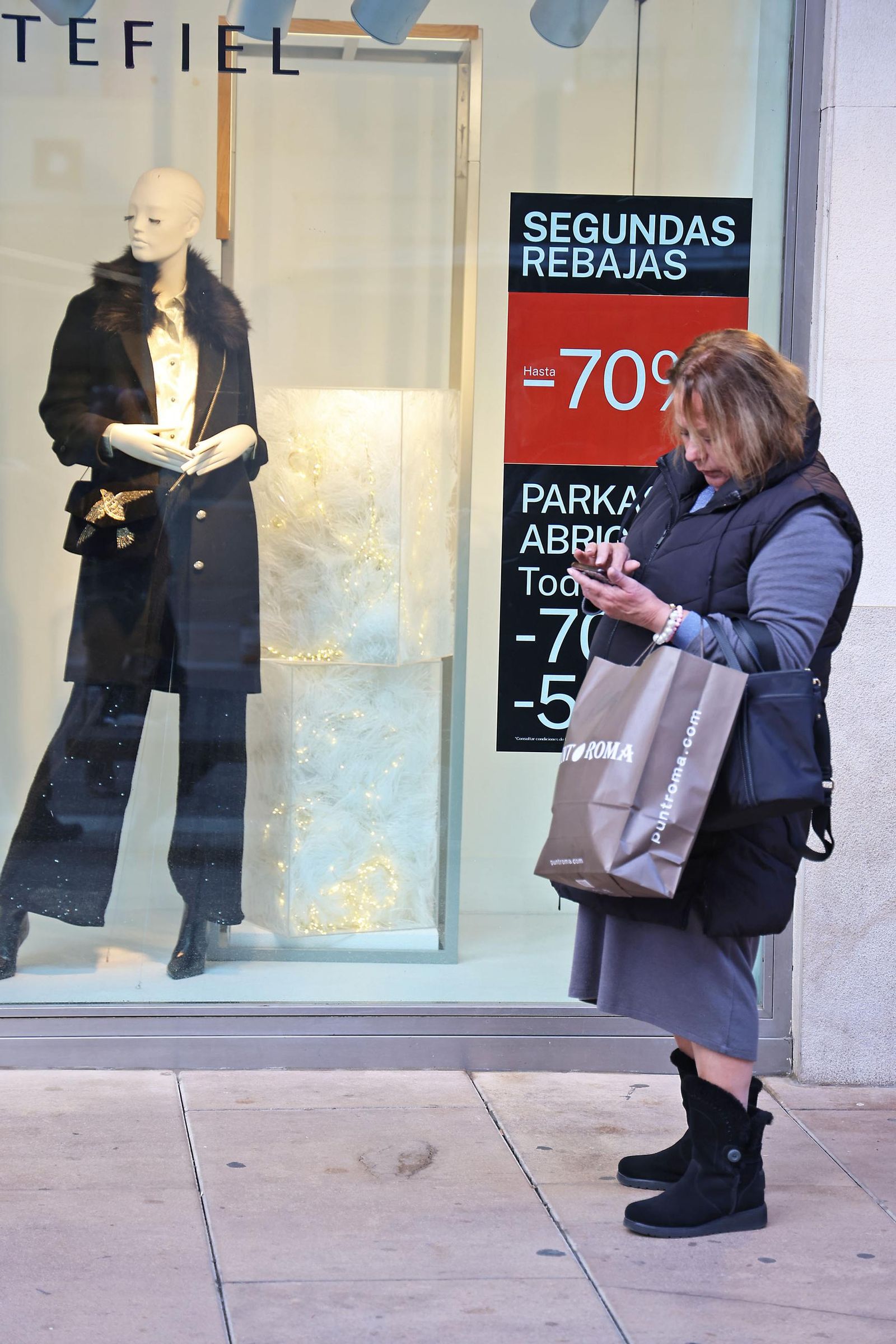 Imágenes del comienzo de las rebajas en Huelva