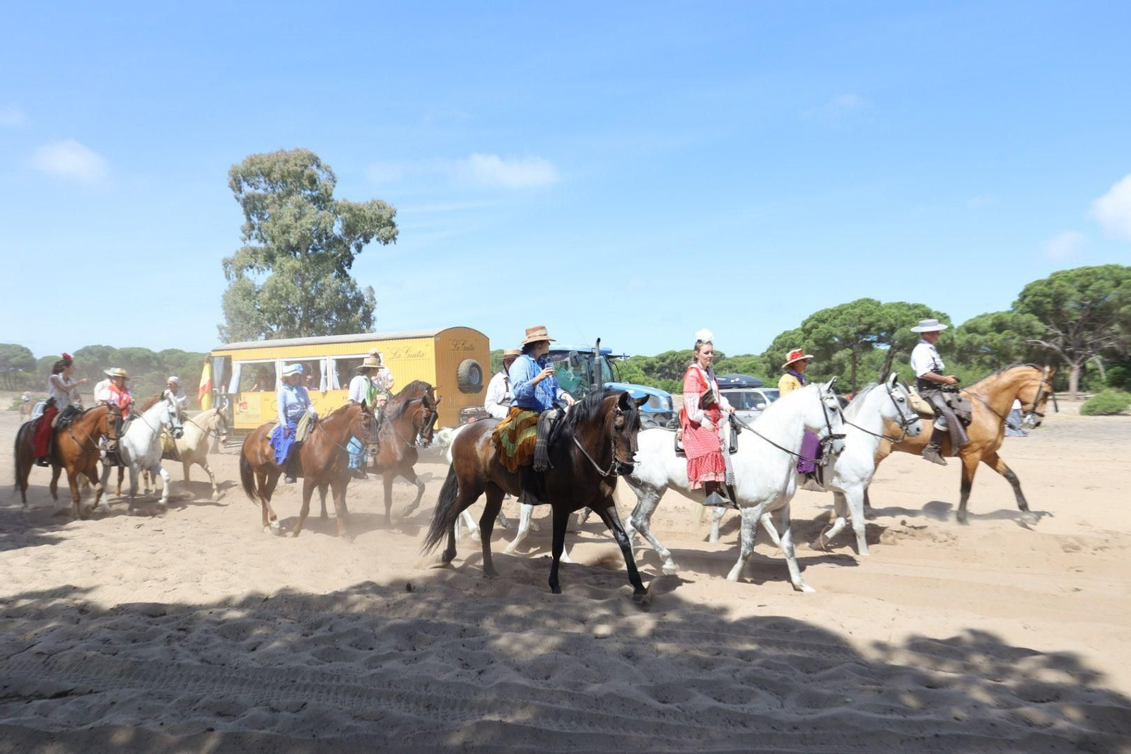 Imágenes de la Hermandad del Rocío de Jerez el jueves por el Coto