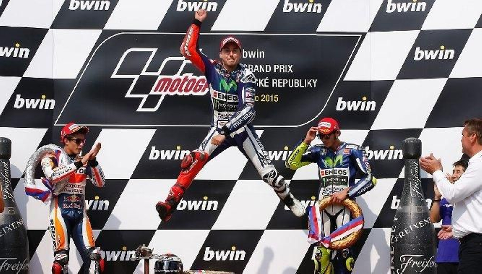 Jorge Lorenzo celebra su victoria en el GP de la República Checa en el podio junto a Rossi, tercero en Brno.