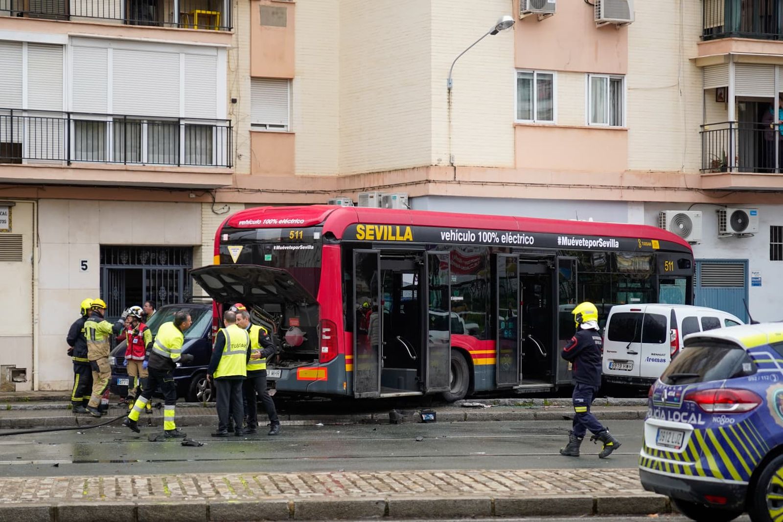 Las fotos del accidente múltiple entre un autobús de Tussam y un camión en Sevilla
