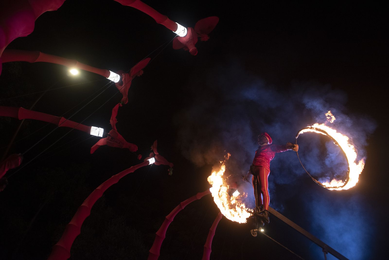 Las imágenes del pasacalles con marionetas gigantes de jirafas, por el Paseo de Colón