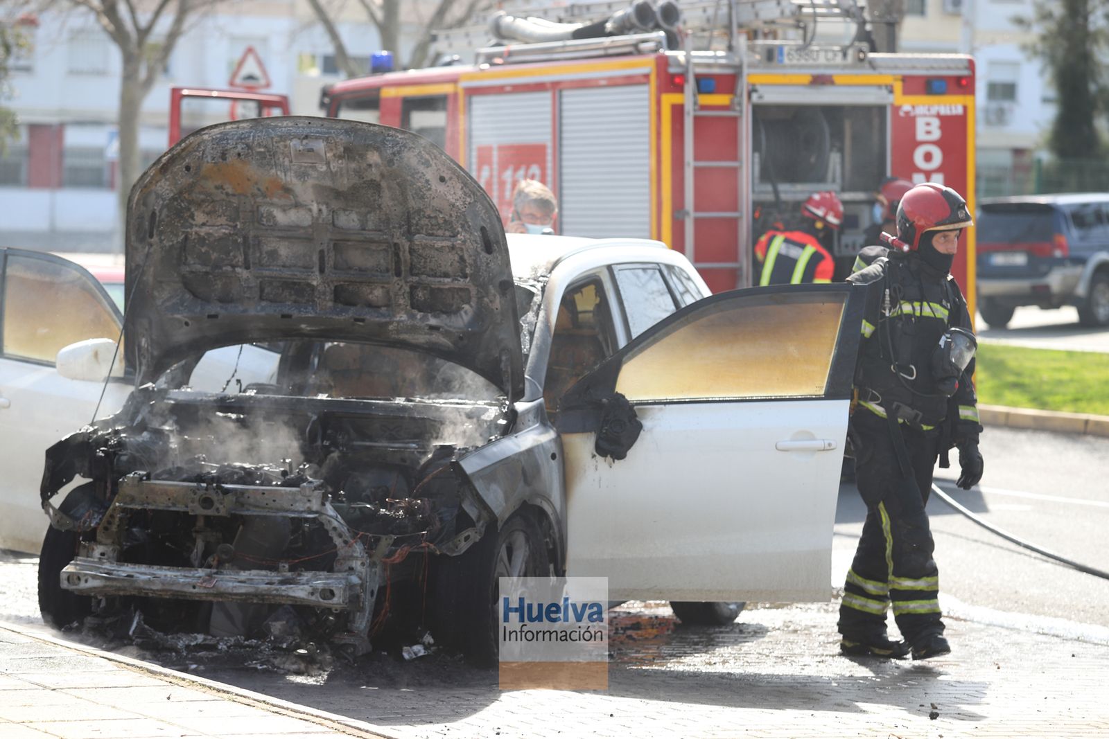 Arde un vehículo en la calle Honduras, junto a las instalaciones deportivas del Saladillo