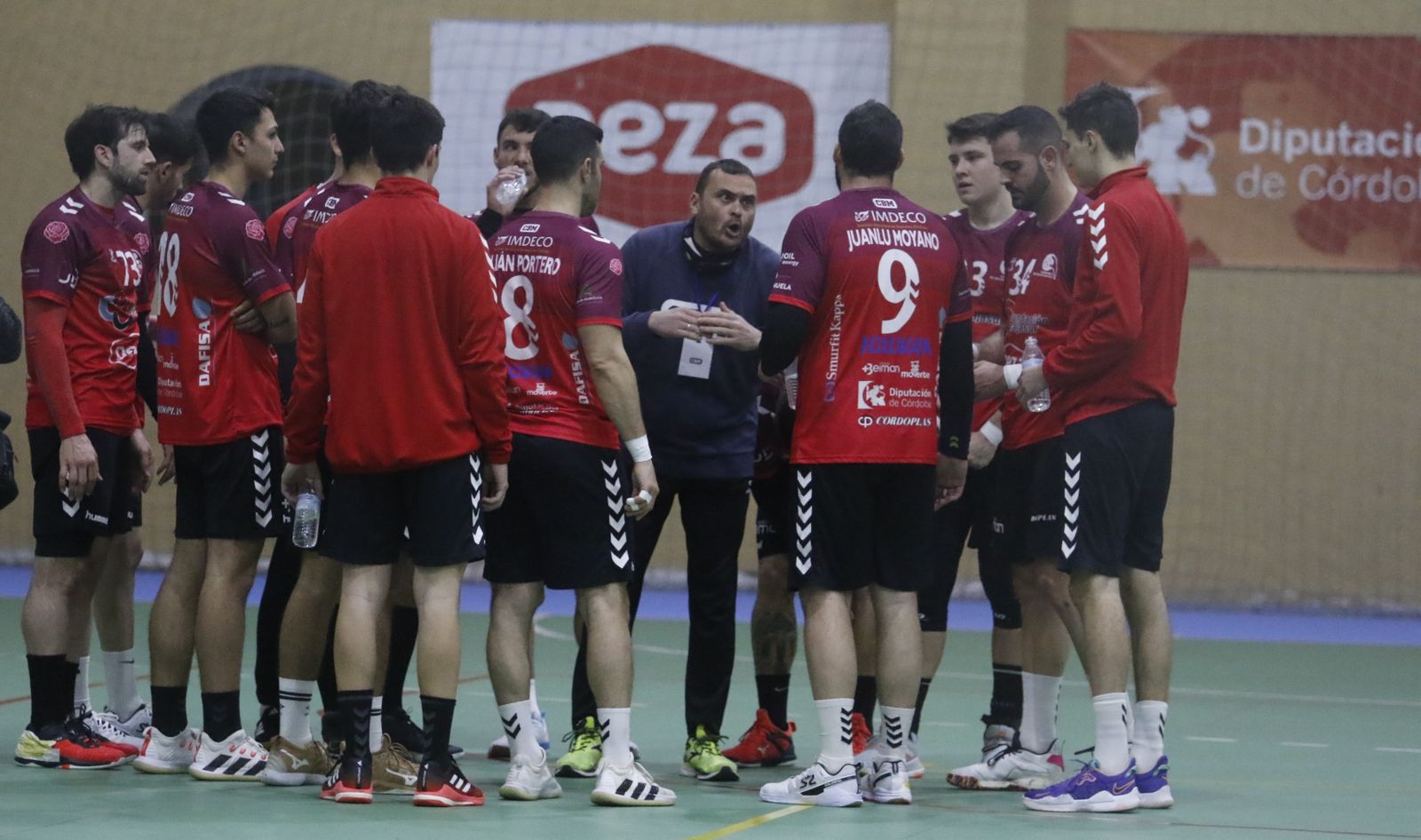 Jesús Escribano da órdenes a sus jugadores durante un tiempo muerto.