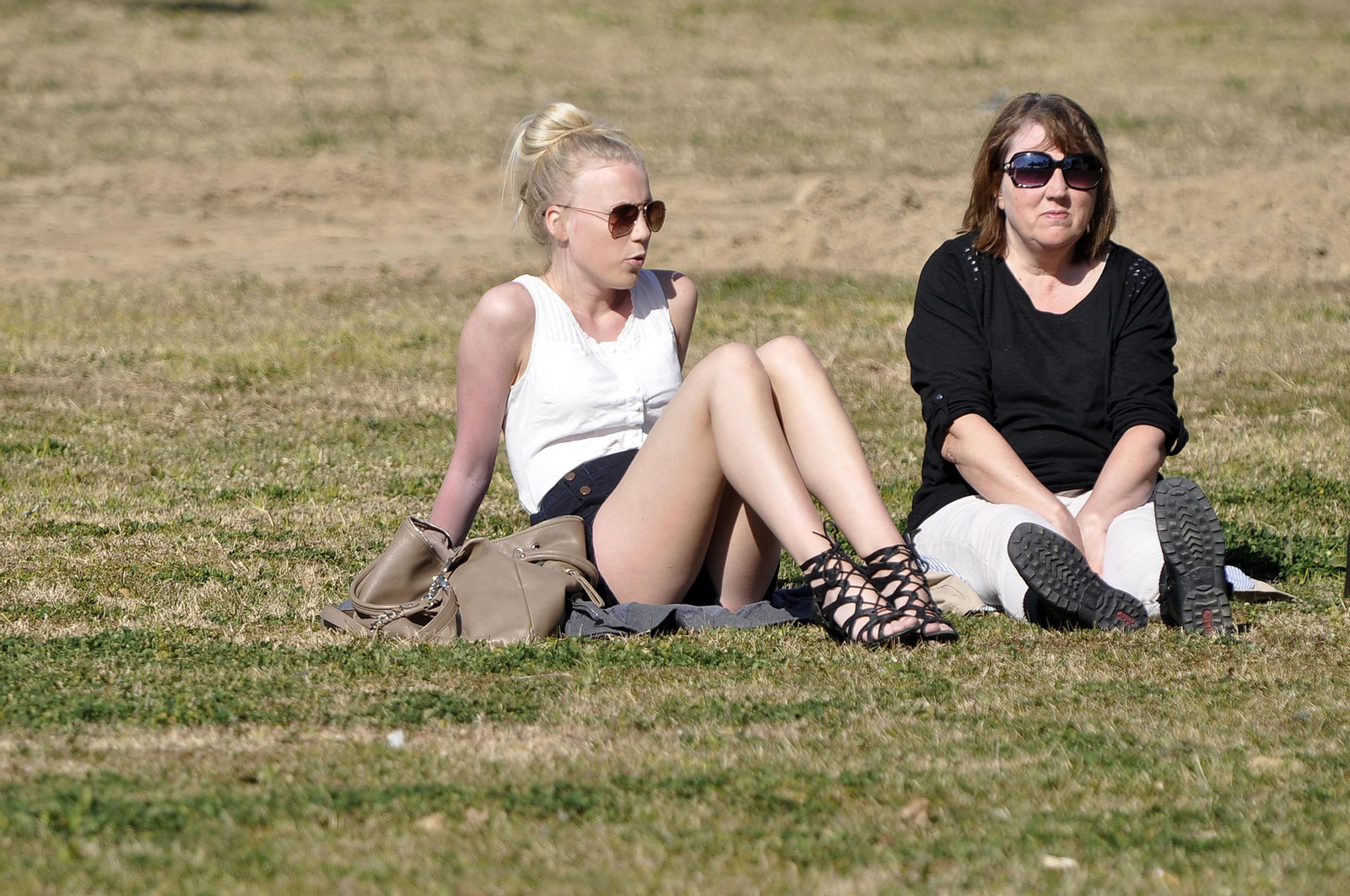 Dos mujeres disfrutan del tiempo junto al río.
