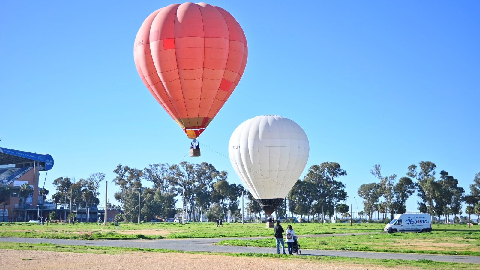 Dos impresionantes globos aerostáticos sobre el cielo de Huelva