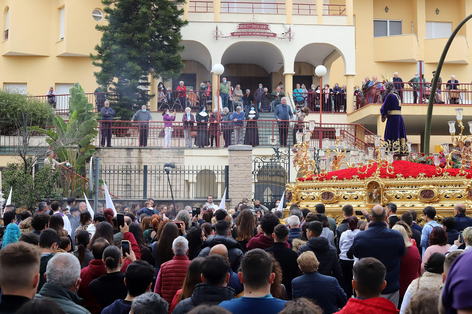 Imágenes de la procesión del Cautivo  bajo la lluvia en Huelva