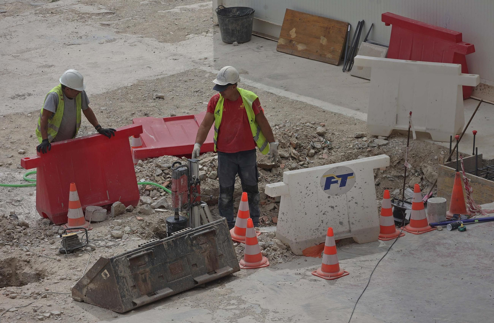 Dos trabajadores de la construcción, en Algeciras.