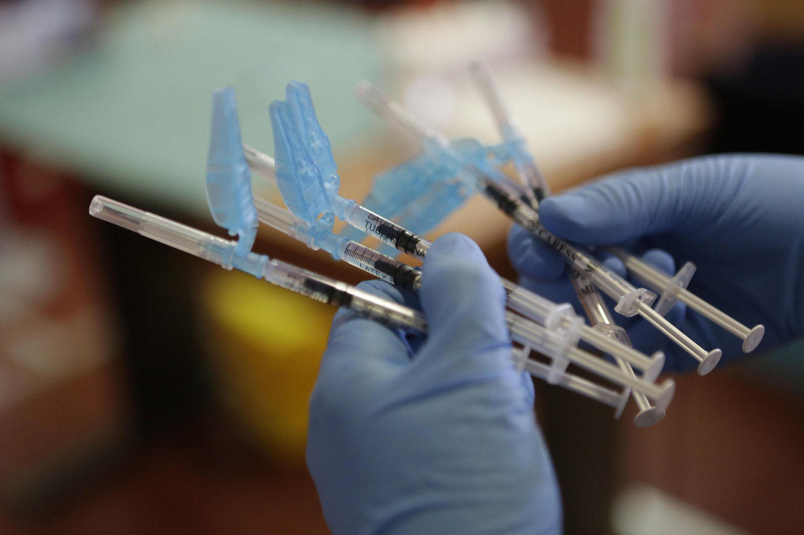 Viales de vacunas preparados para ser iyectados.