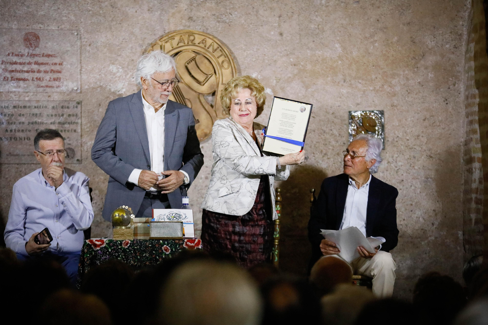 Entrega de Anagrama de Oro y Brillantes de la Ciudad de Almería a Andrés Caparrós en imágeness