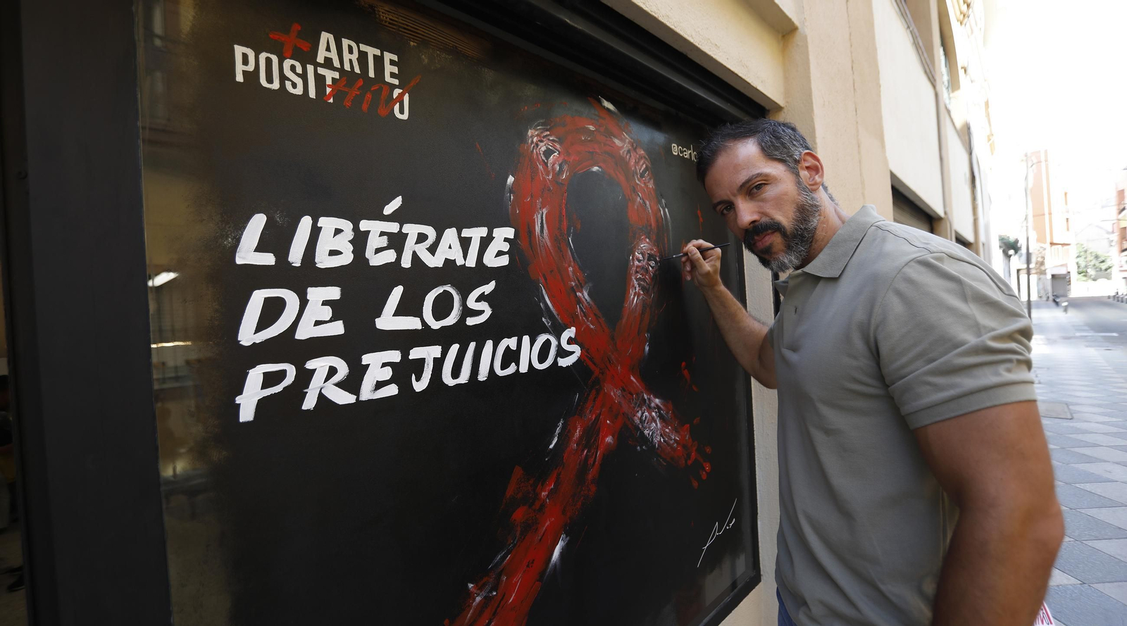 Artistas locales apelan a romper el estigma del SIDA con obras en escaparates