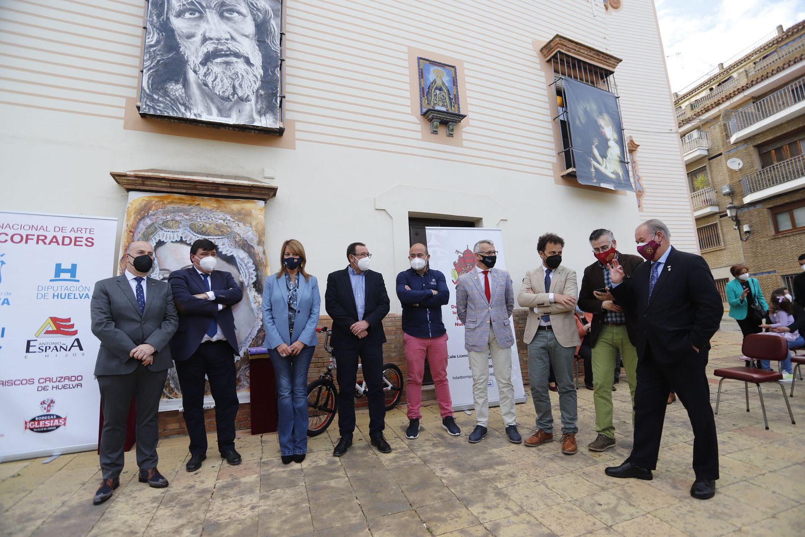 Entrega de los premios del certamen de arte 'Balcones Cofrades' y el concurso escolar de pasos y carteles de Semana Santa 'Ciudad de Huelva'