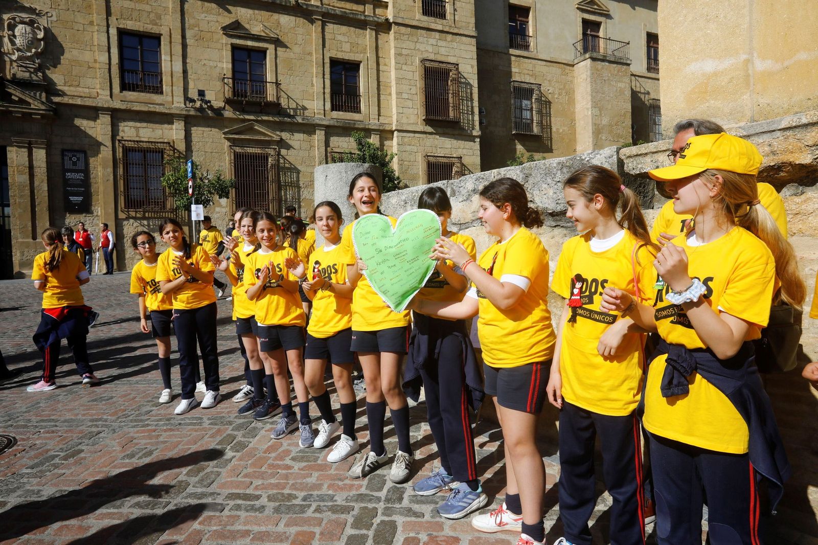 Las mejores imágenes del abrazo a la Mezquita-Catedral por las enfermedades raras