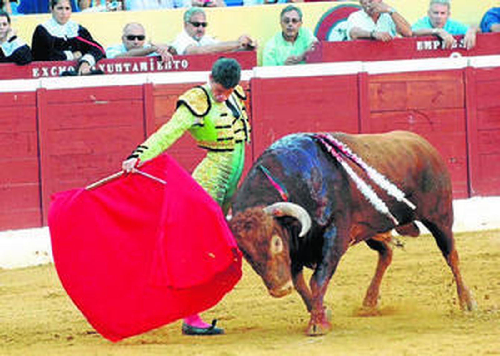 El diestro sevillano Daniel Luque, en un derechazo, ayer, en Marbella.
