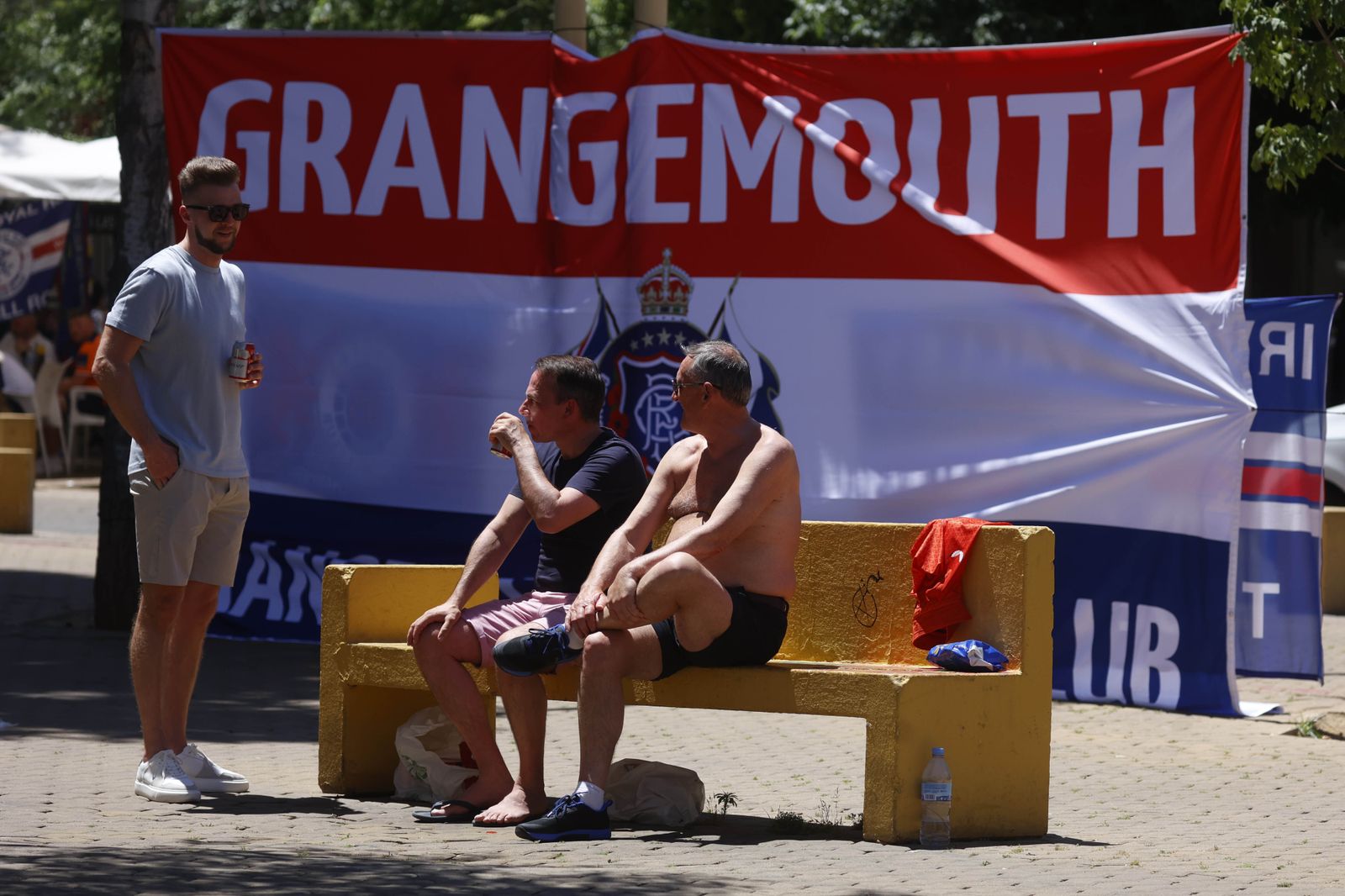 Aficionados escoceses disfrutan del sol y la cerveza de Sevilla