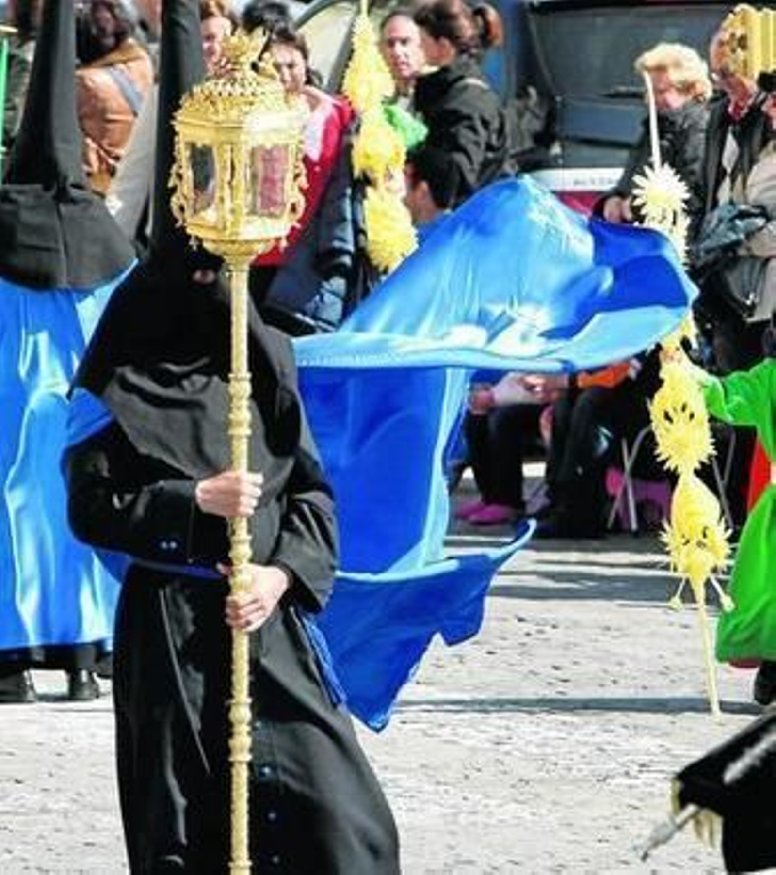 Un hermano de Las Aguas cruza el Campo del Sur un Miércoles Santo con viento, en una imagen de archivo.