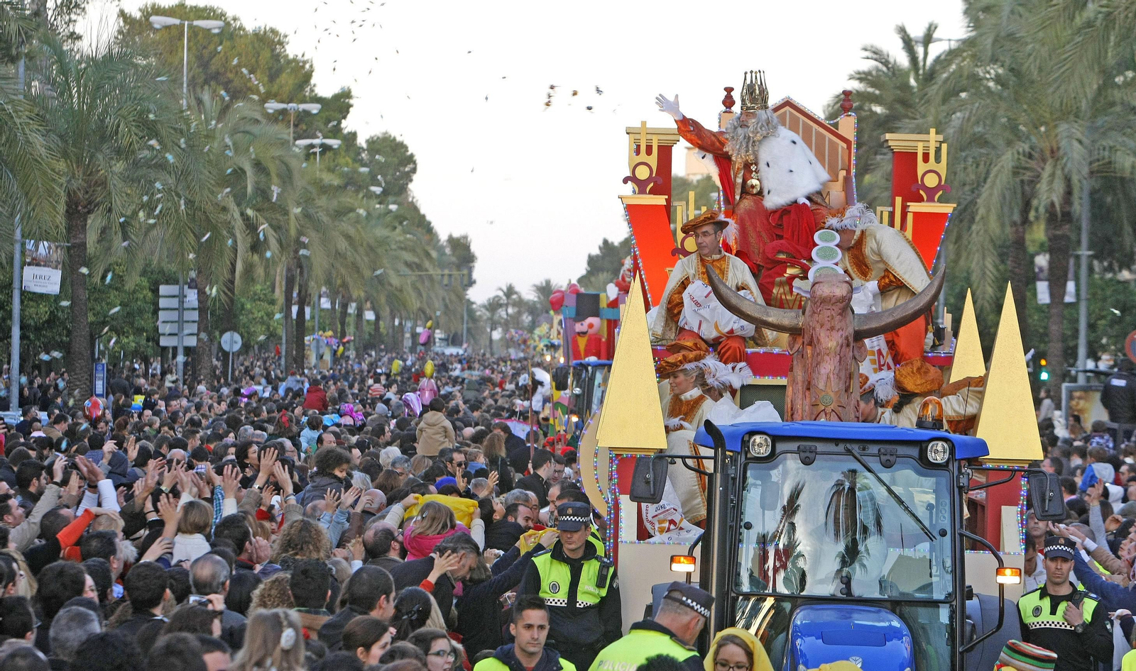Policías locales acompañan una de las carrozas de una edición anterior de la Cabalgata de Reyes Magos. Policías locales acompañan una de las carrozas de una edición anterior de la Cabalgata de Reyes Magos.
