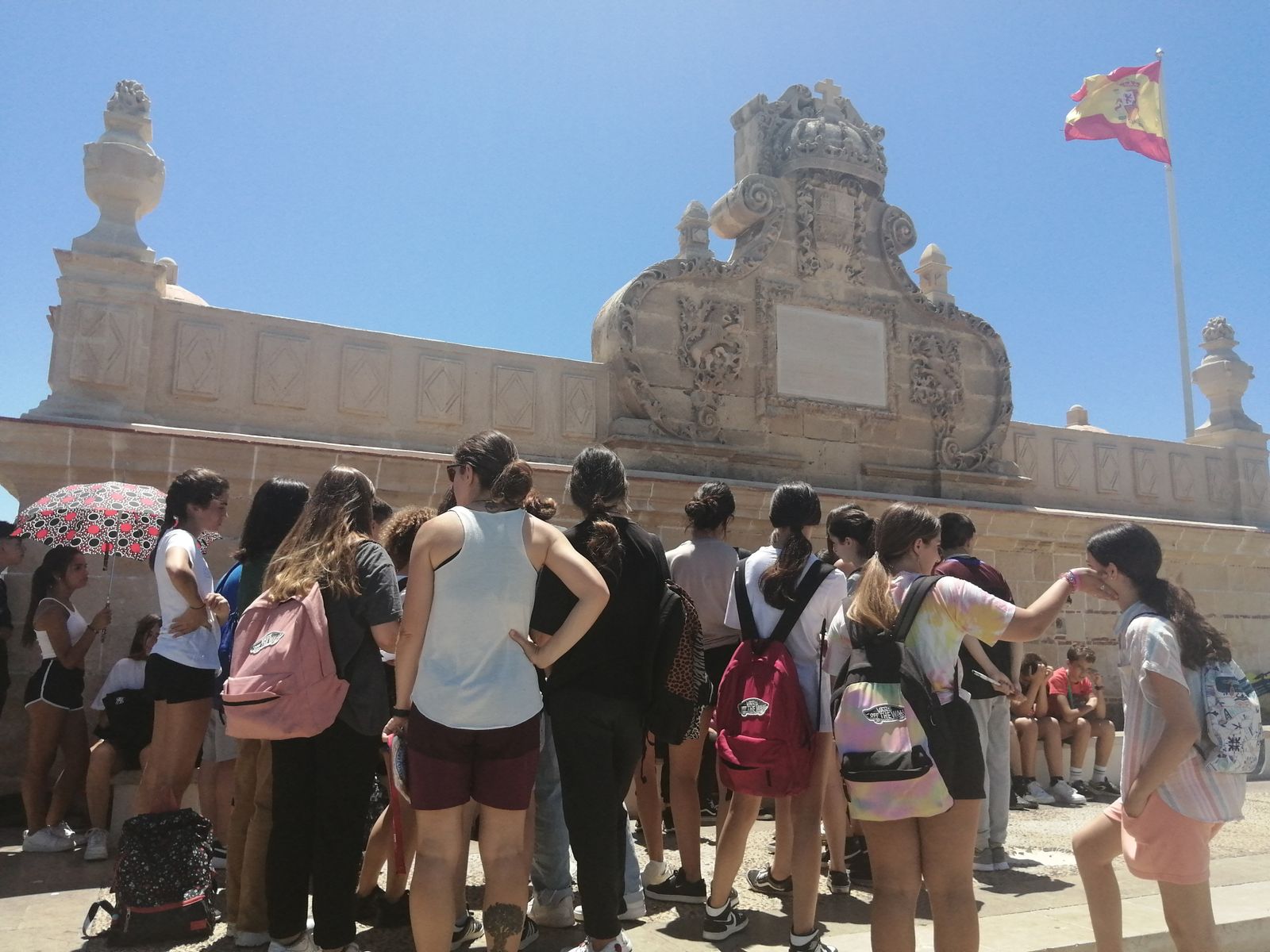 Los estudiantes del IES La Arboleda, el lunes en la Fuente de Las Galeras.