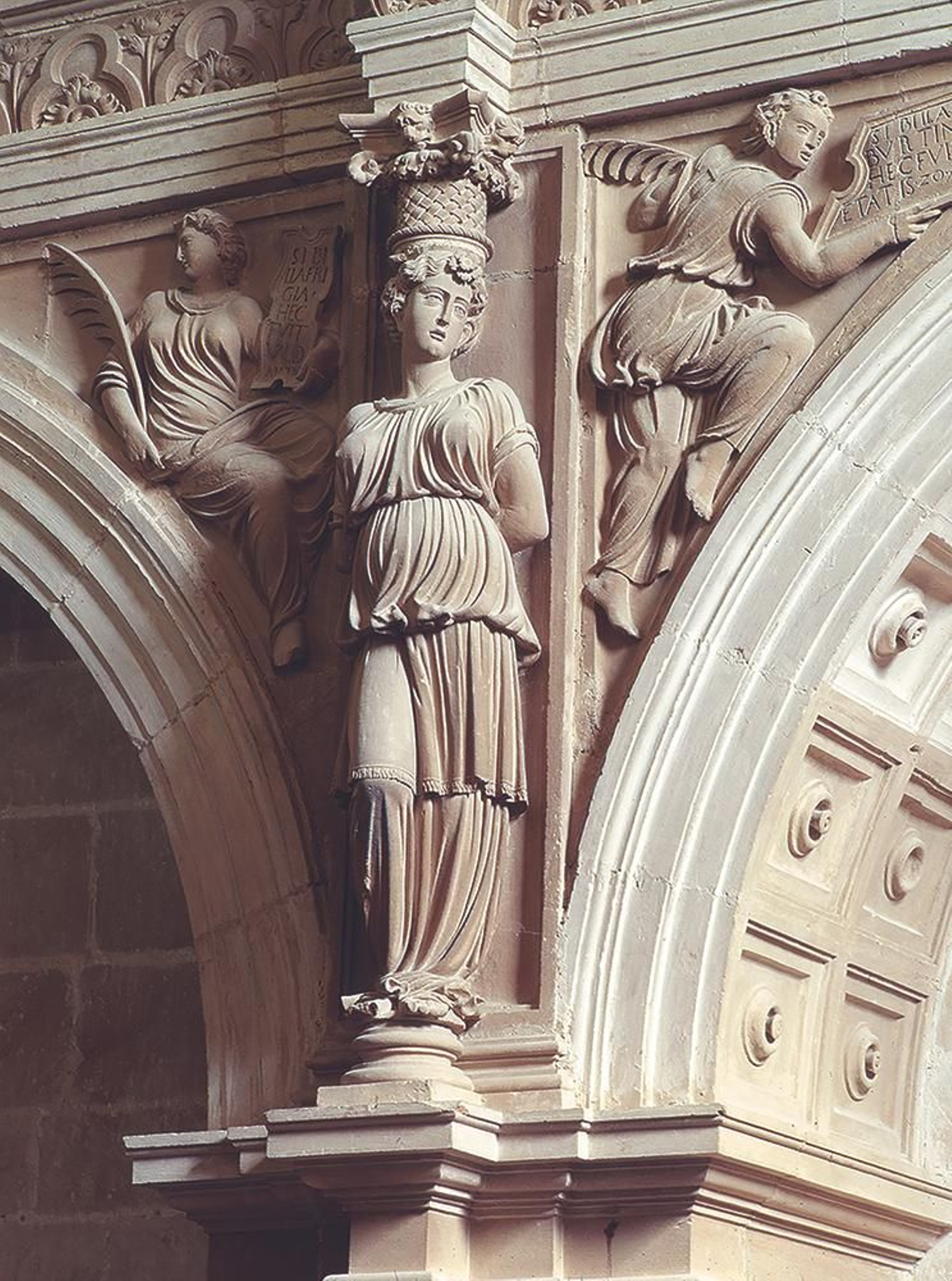 Una cariátide ornamenta una de las columnas de este templo renacentista.