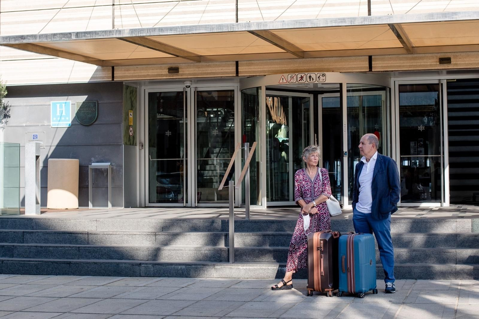 Dos turistas, a las puertas del Parador Hotel Atlántico de Cádiz.
