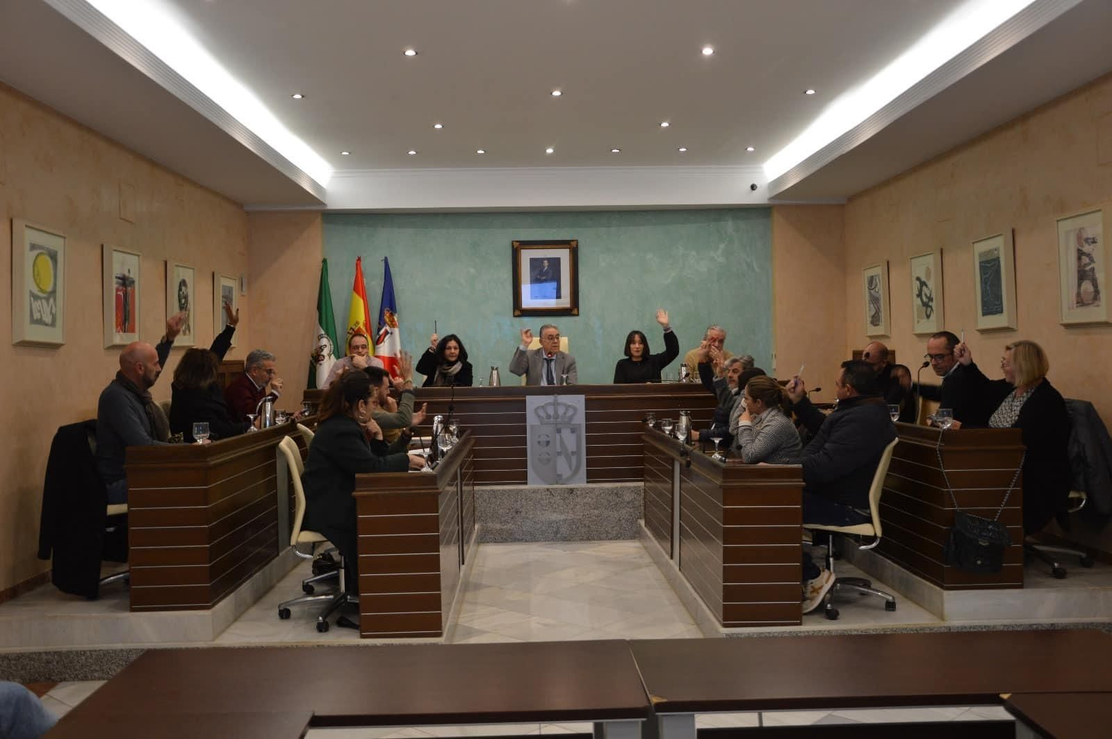 Votación en un pleno del Ayuntamiento de Almonte.