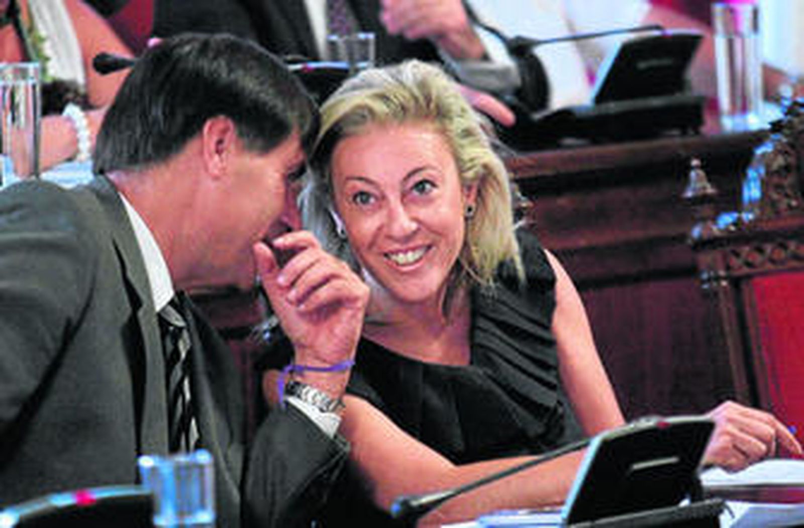 Damián Caneda y Carolina España conversan, ayer, durante la celebración del Pleno.