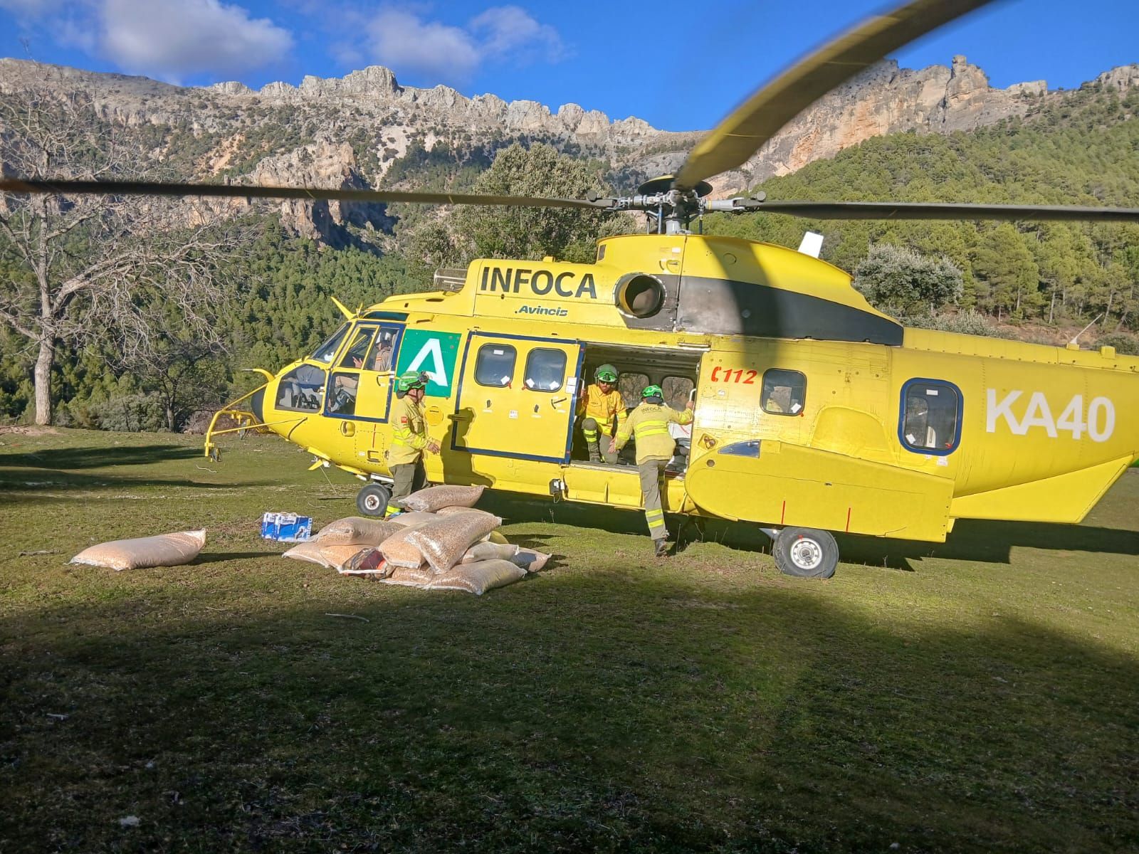 Agentes del Infoca llevan pienso en helicóptero a ganaderos aislados por el temporal en Jaén.